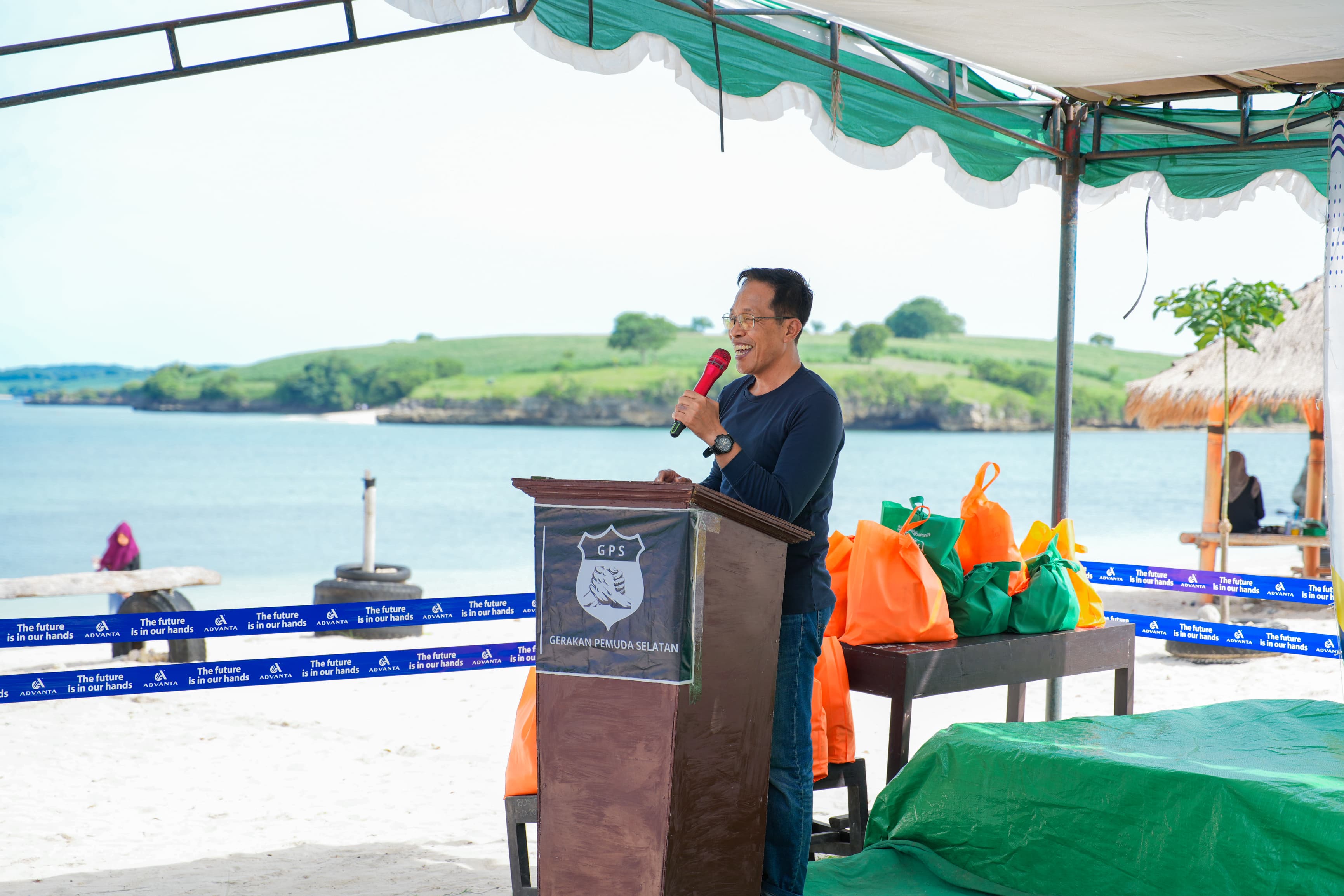 Sekda Lotim saat meresmikan wisata pantai Kahona