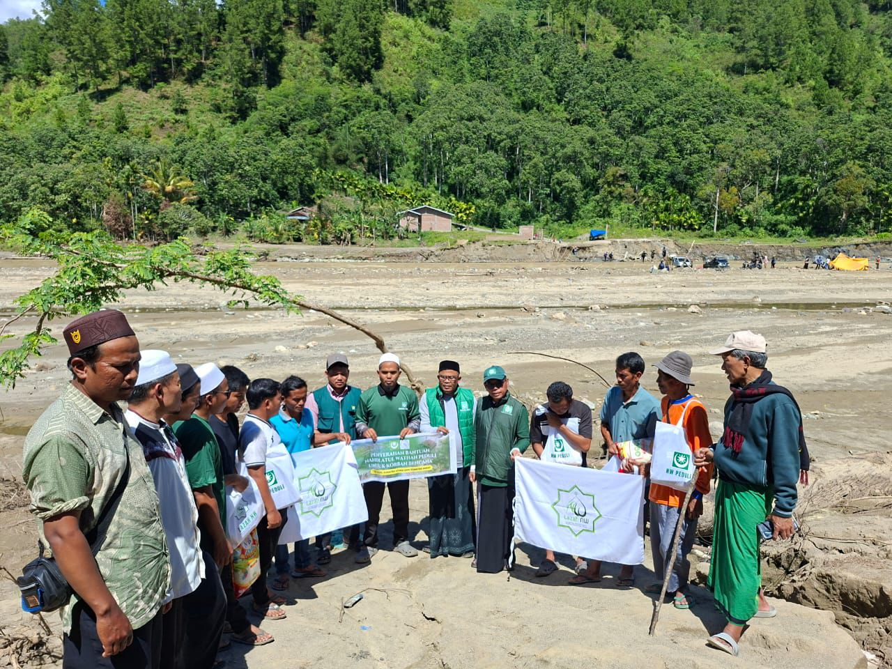 Lembaga Amil Zakat, Infak, Sedekah, dan Wakaf Nahdlatul Wathan (LAZAH NW), organisasi ini menyalurkan bantuan pemulihan pascabencana banjir bandang Sumatra.