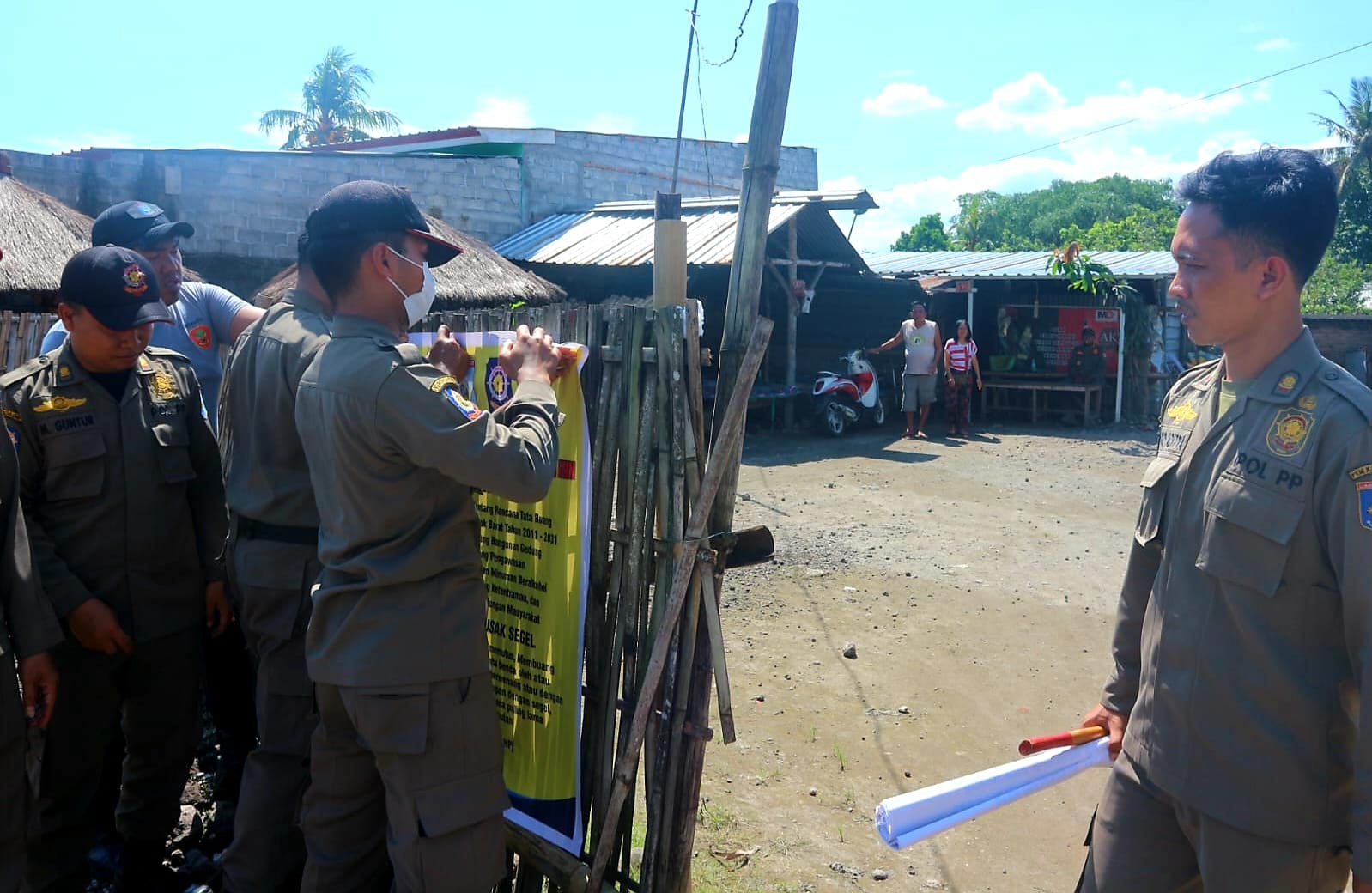 PUNYA PERAN STRATEGIS: Satpol PP Lombok Barat saat menertibkan kafe ilegal beberapa waktu lalu.