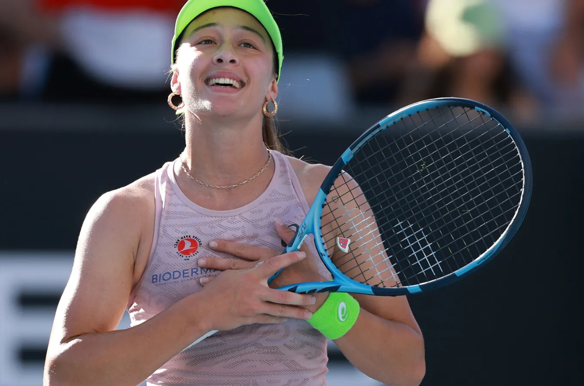 Zeynep Sonmez ukir sejarah di Australian Open 2026. Bangkit dramatis, tumbangkan Alexandrova, jadi wanita Turki pertama menang di AO.