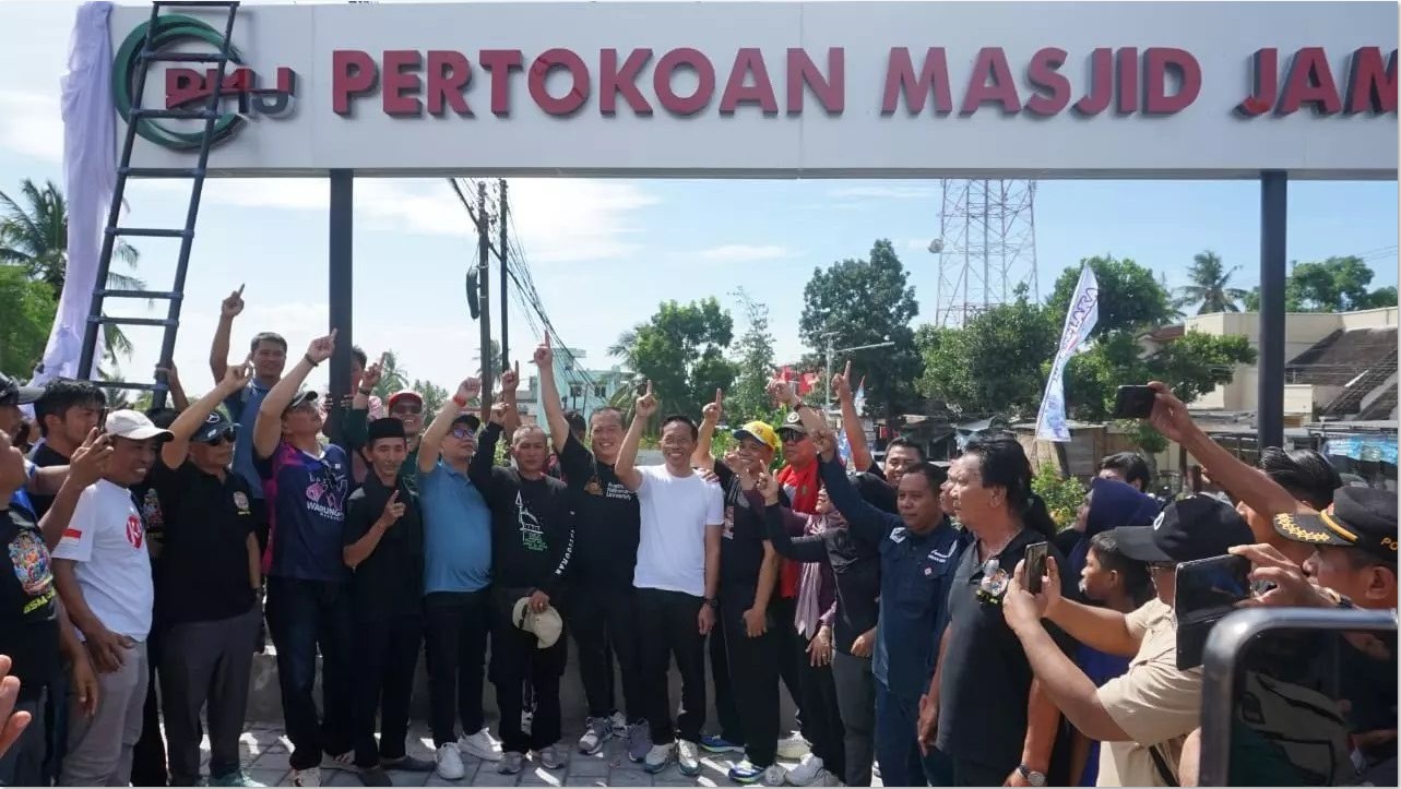 GAWE SOSIAL: Gubernur NTB Lalu Muhamad Iqbal membaur dengan masyarakat saat menghadiri Gawe Sosial Masbagik dan meresmikan Kompleks Pertokoan Masjid Jami&rsquo; Al-Akbar Masbagik.
