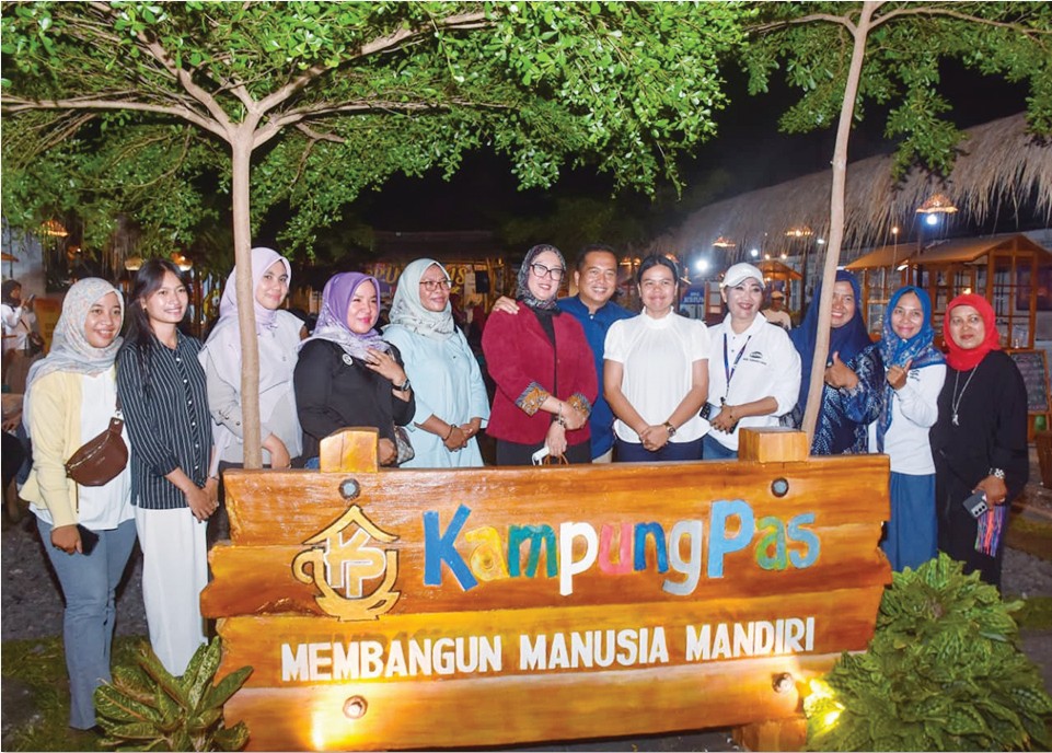 UMKM: Gubernur NTB Lalu Muhamad Iqbal bersama Ketua Dekranasda NTB Sinta Agathia saat meresmikan Kampung Pas akhir pekan lalu.