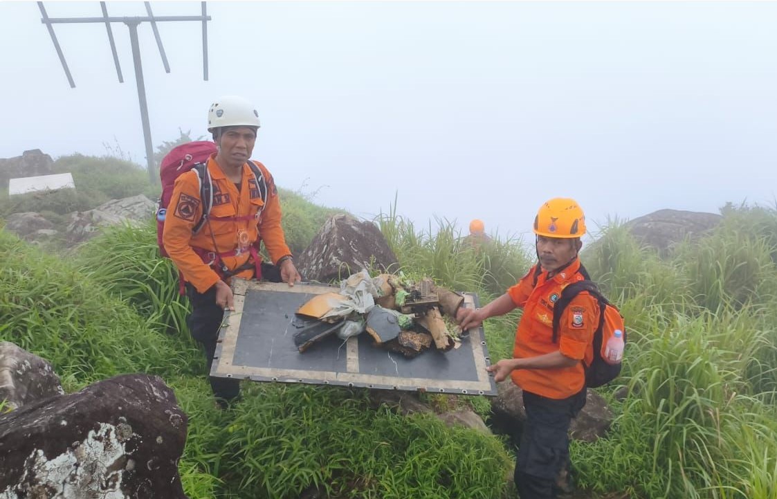 HANCUR: Tim SAR Gabungan menunjukkan serpihan pesawat yang ditemukan di lereng Gunung Bulusaraung, Maros, Sulawesi Selatan.