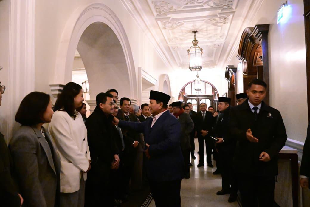 Presiden RI Prabowo Subianto saat menyapa hangat sejumlah mahasiswa Indonesia, saat kunjungan kerja di London, Inggris, pada Minggu (18/1).