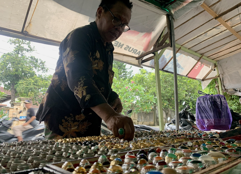 Pembeli batu akik