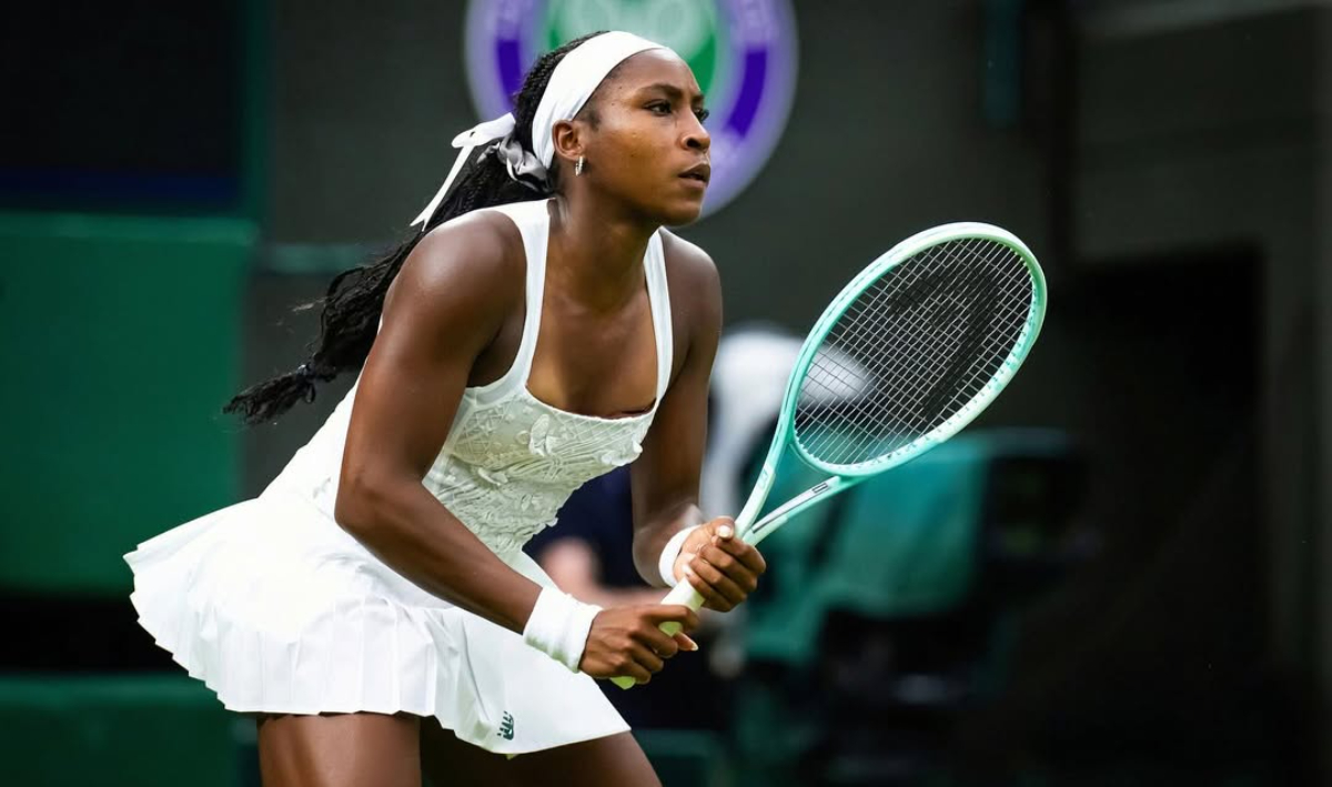 Coco Gauff melewati tekanan di babak pertama Australian Open 2026 dan menang dua set langsung untuk melanjutkan langkahnya di Melbourne.