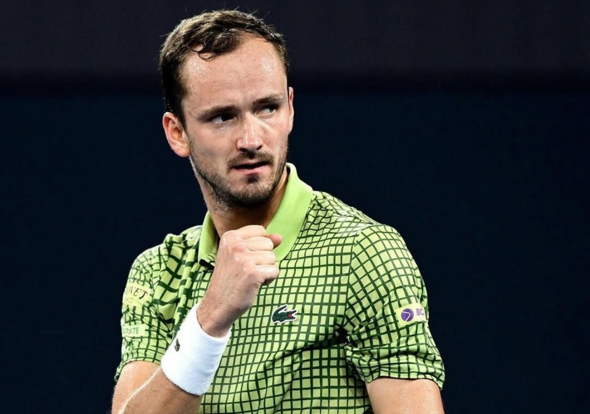 Daniil Medvedev membuka Australian Open 2026 dengan kemenangan meyakinkan atas Jesper de Jong dan melaju ke babak kedua.