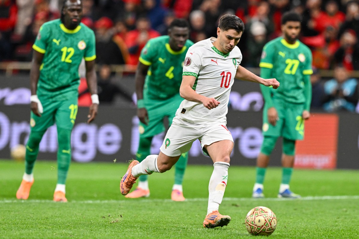 Brahim Diaz menendang bola namun gagal mengeksekusi penalti pada pertandingan final Piala Afrika. (Foto: Sebastien Bozon/AFP)