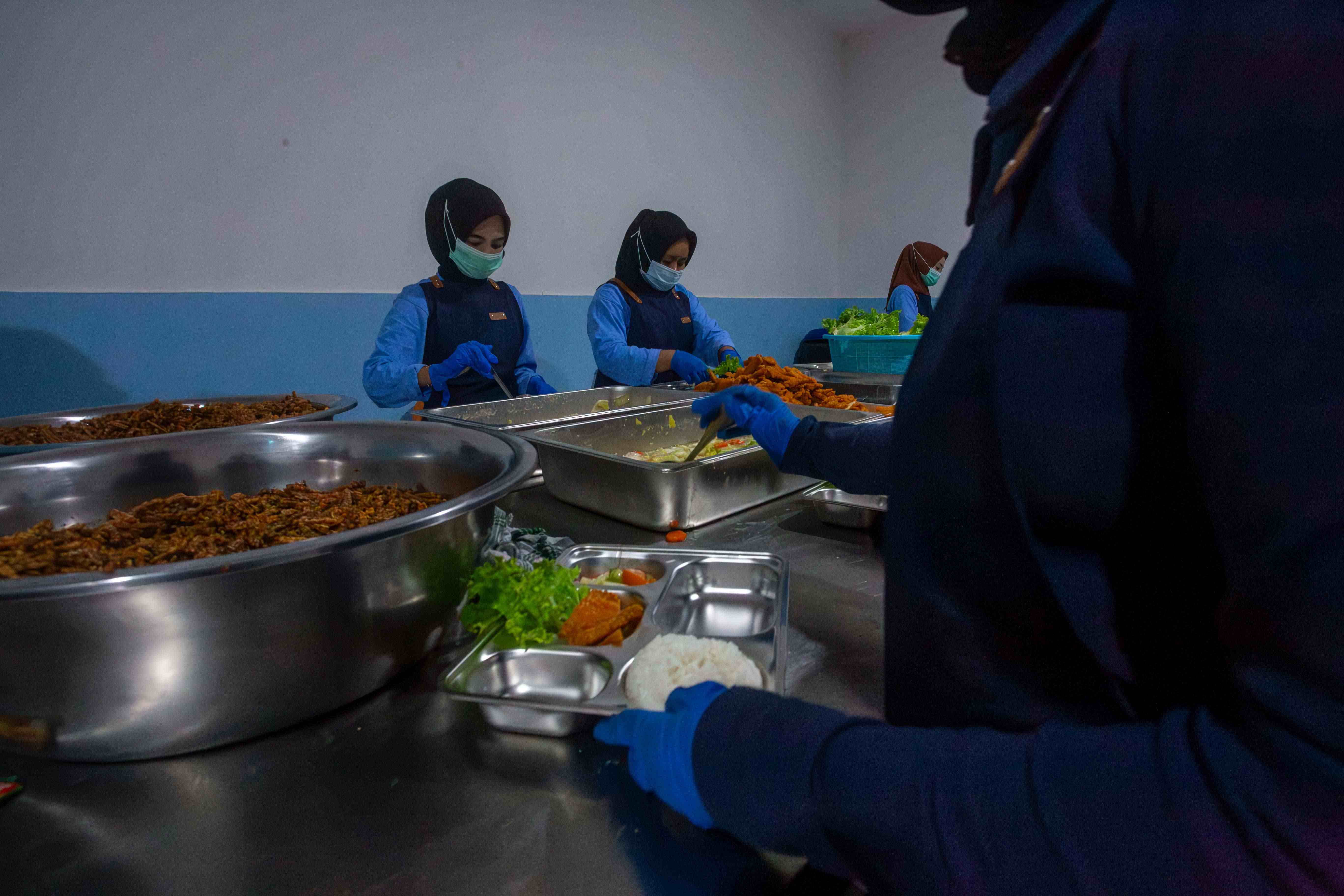 Pembersihan dapur SPPG secara rutin, harus dilakukan agar makanan bergizi yang disajikan tetap higienis dan aman dikonsumsi.