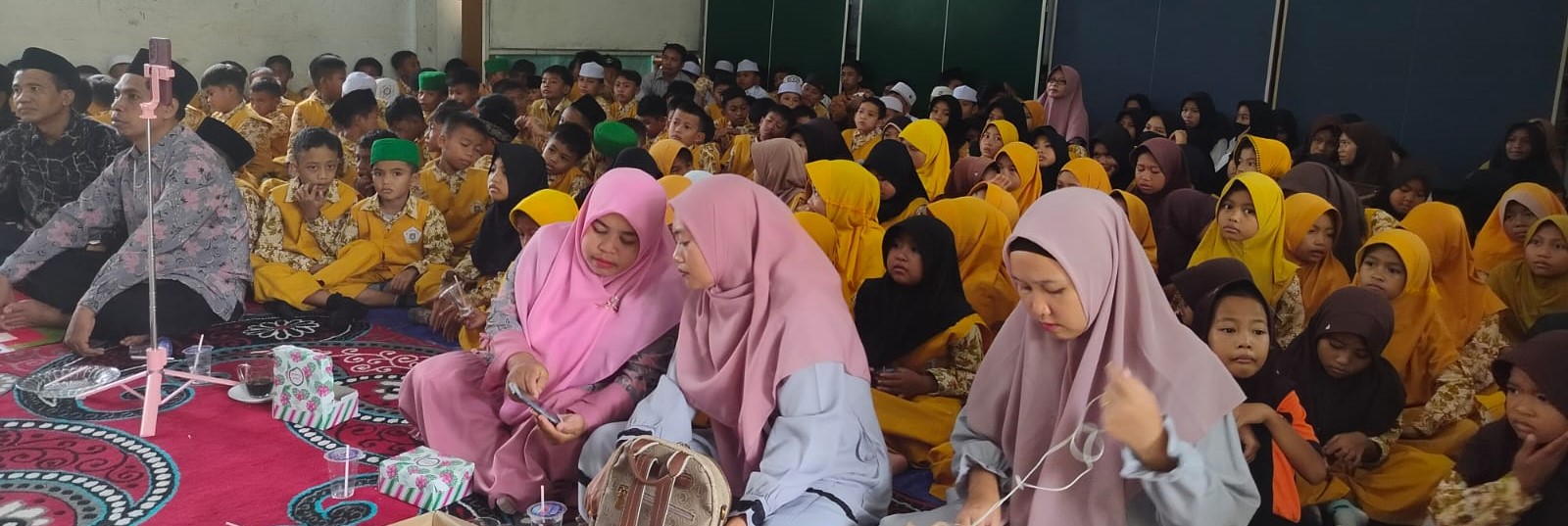 Para guru dan murid SDN 1 Batulayar Barat memperingati Isra Mikraj Nabi Muhammad SAW 1447 H di sekolah setempat, Kamis (15/1). Peringatan Isra Mikraj di SDN 1 Batulayar Barat, tanamkan iman sejak dini