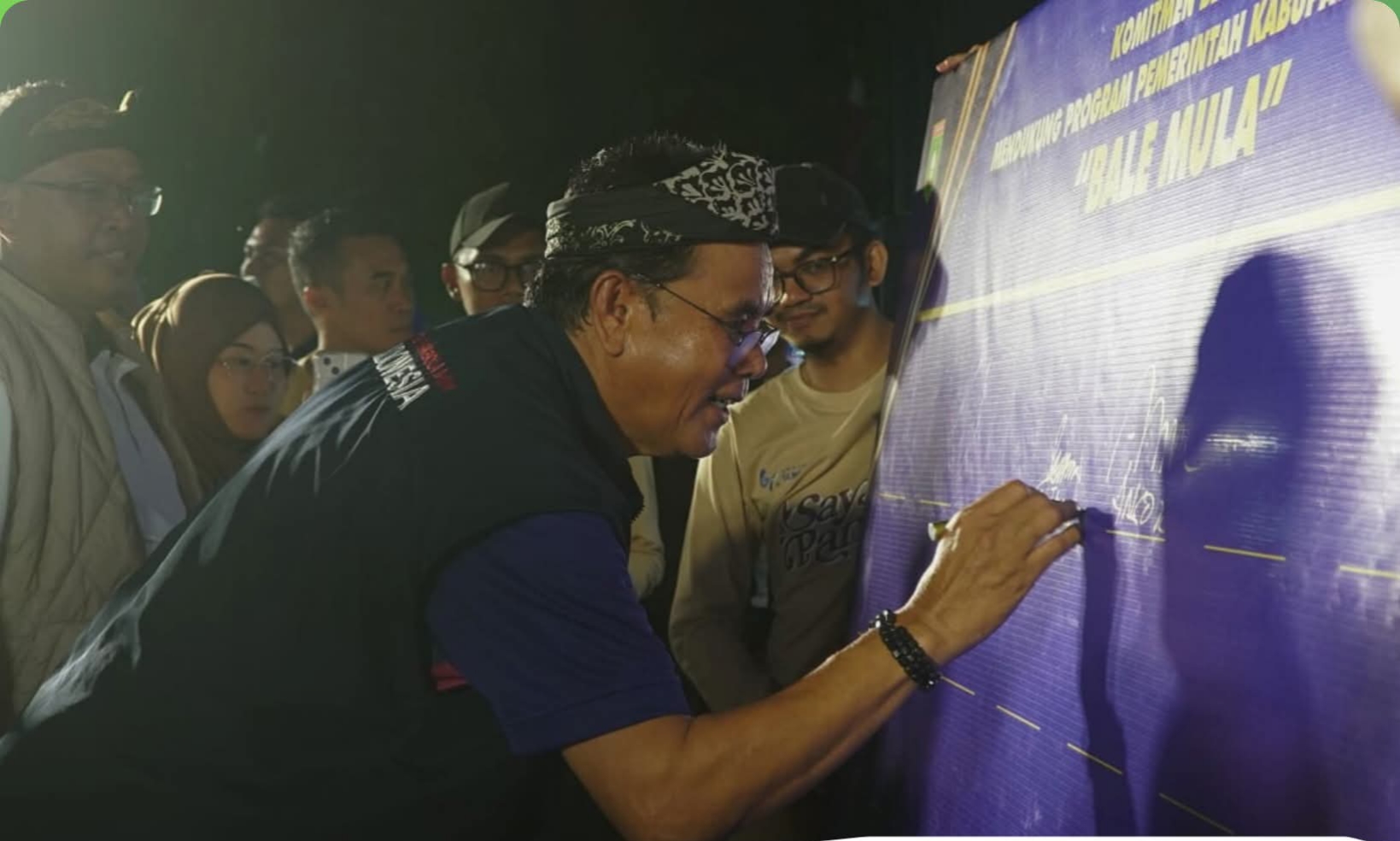 Bupati Sumbawa Syarafuddin Jarot meluncur Bale Mula di Lapangan Pahlawan, Sabtu malam (17/1).