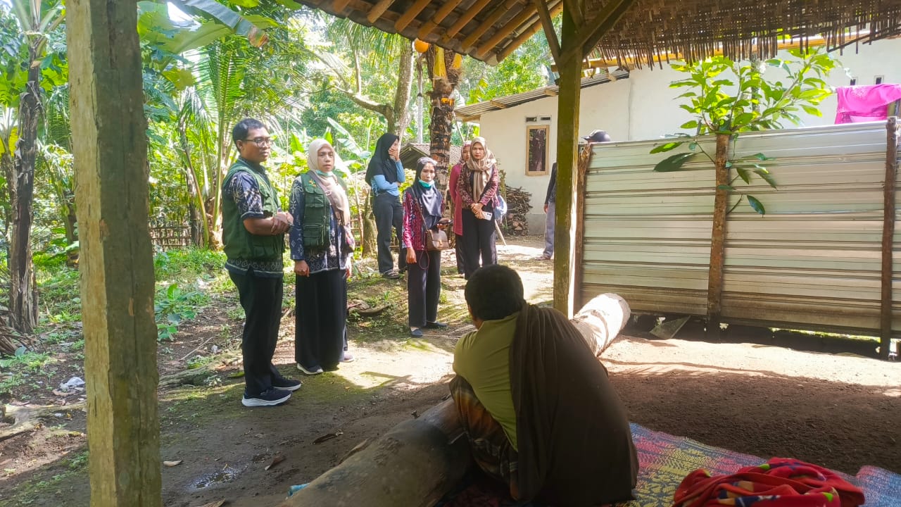 KUNJUNGAN PASIEN: Tim RS Mutiara Sukma melakukan homevisite pada pasien pasung, berkolaborasi dengan aparat desa dan TPKJM, di Lombok Tengah, beberapa waktu lalu.