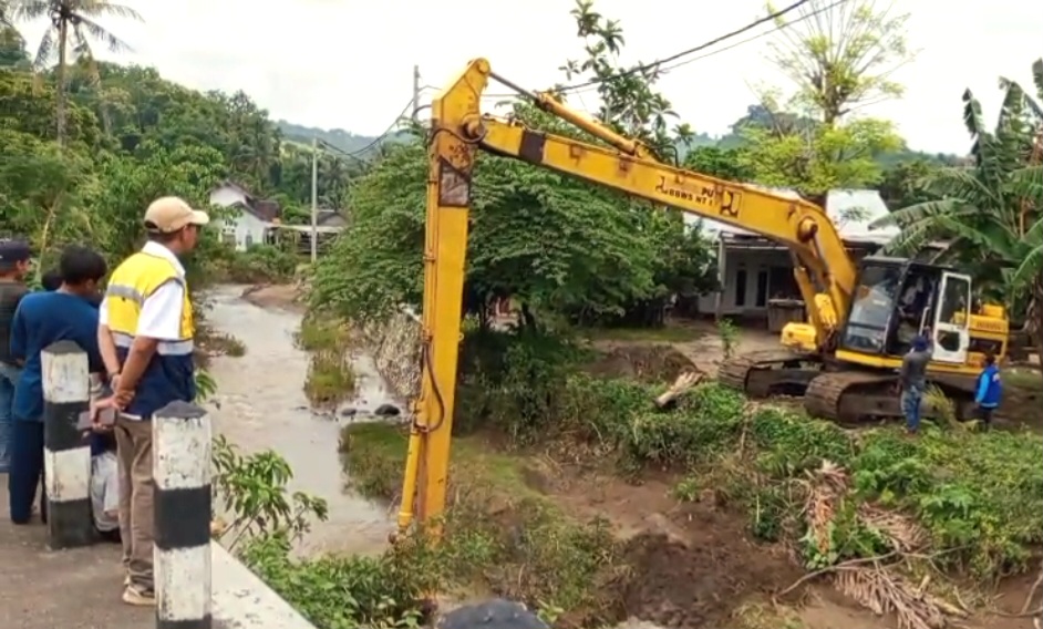 GERAK CEPAT: Kepala Dinas PUPRPKP Lobar Lalu Ratnawi memantau alat berat yang diturunkan mengangkat sedimentasi saluran penyebab banjir Sekotong.