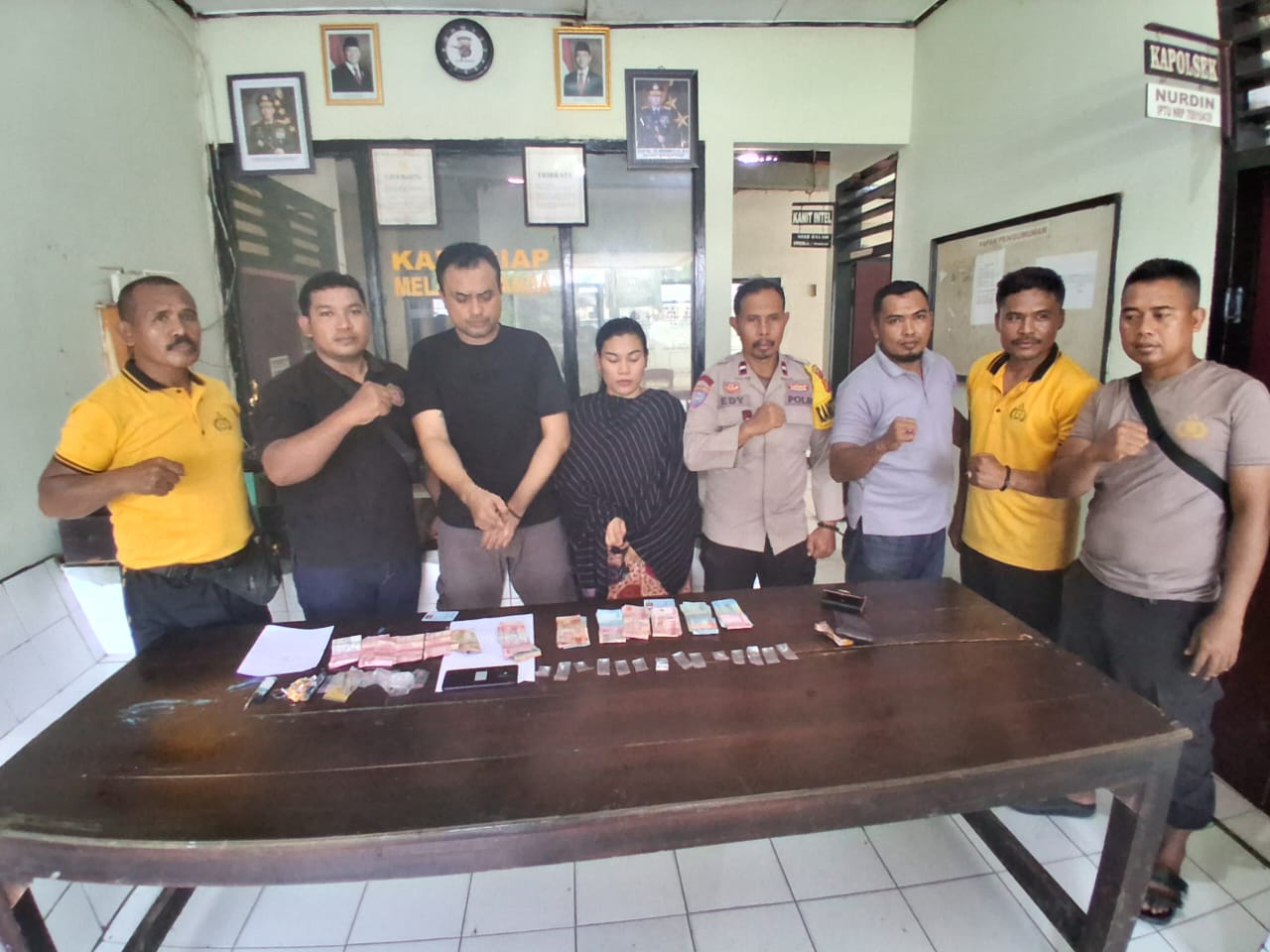Pasutri Adi Ardianto (dua kiri) dan Paramita diamankan bersama barang bukti sabu di Polsek Bolo, Sabtu (17/1).