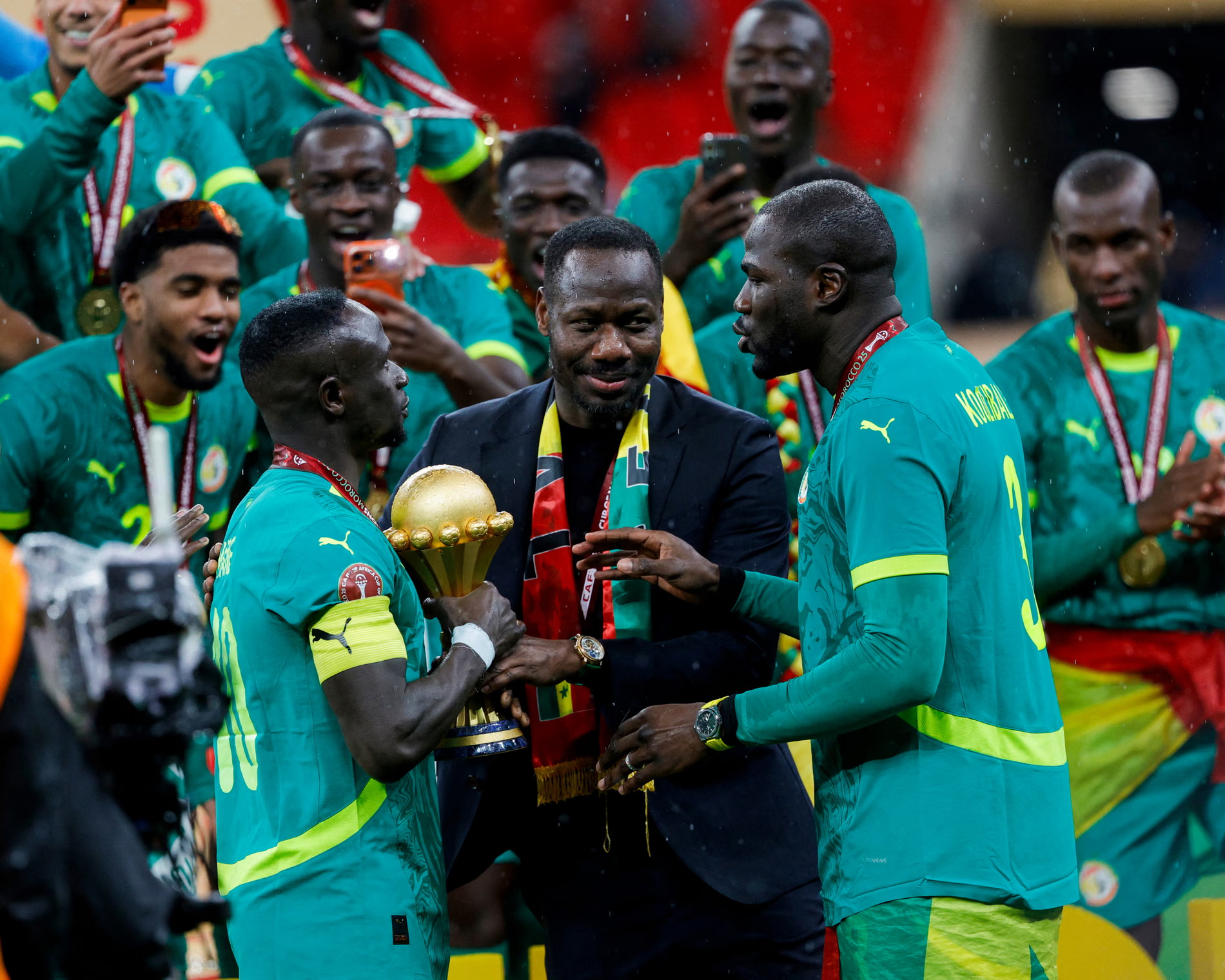 Pape Thiaw membawa Senegal meraih trofi Piala Afrika kedua mereka. (Foto: Abdel Majid Bziouat/AFP/Getty Images)