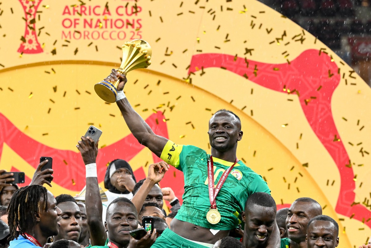 Kapten Senegal Sadio Man&eacute; mengangkat trofi juara Piala Afrika di Stadion Prince Moulay Abdellah, Rabat, 18 Januari 2026. (Foto: SEBASTIEN BOZON / AFP)