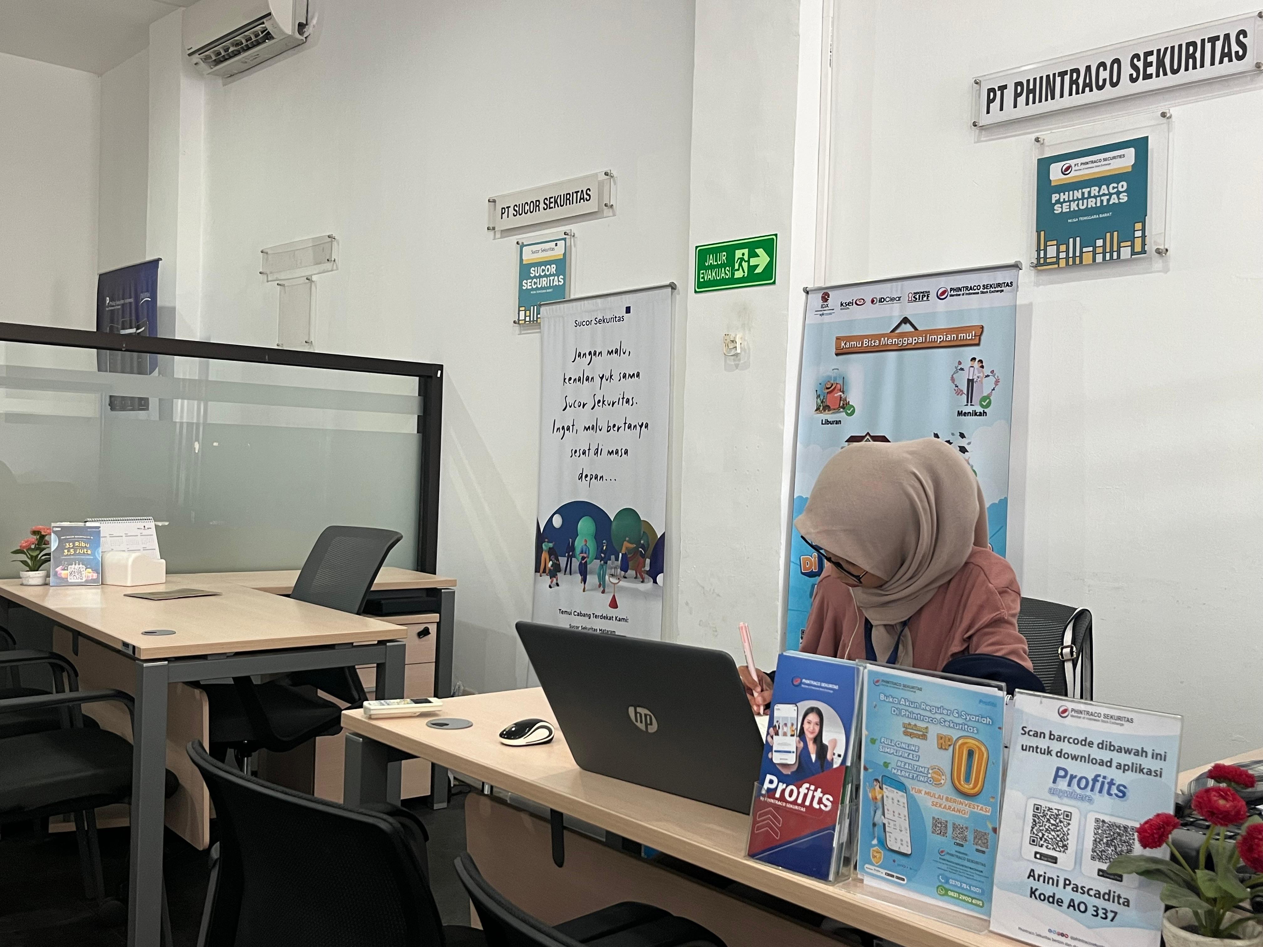 SEKURITAS SAHAM: Sejumlah sekuritas saham yang ada di kantor BEI NTB di Mataram.