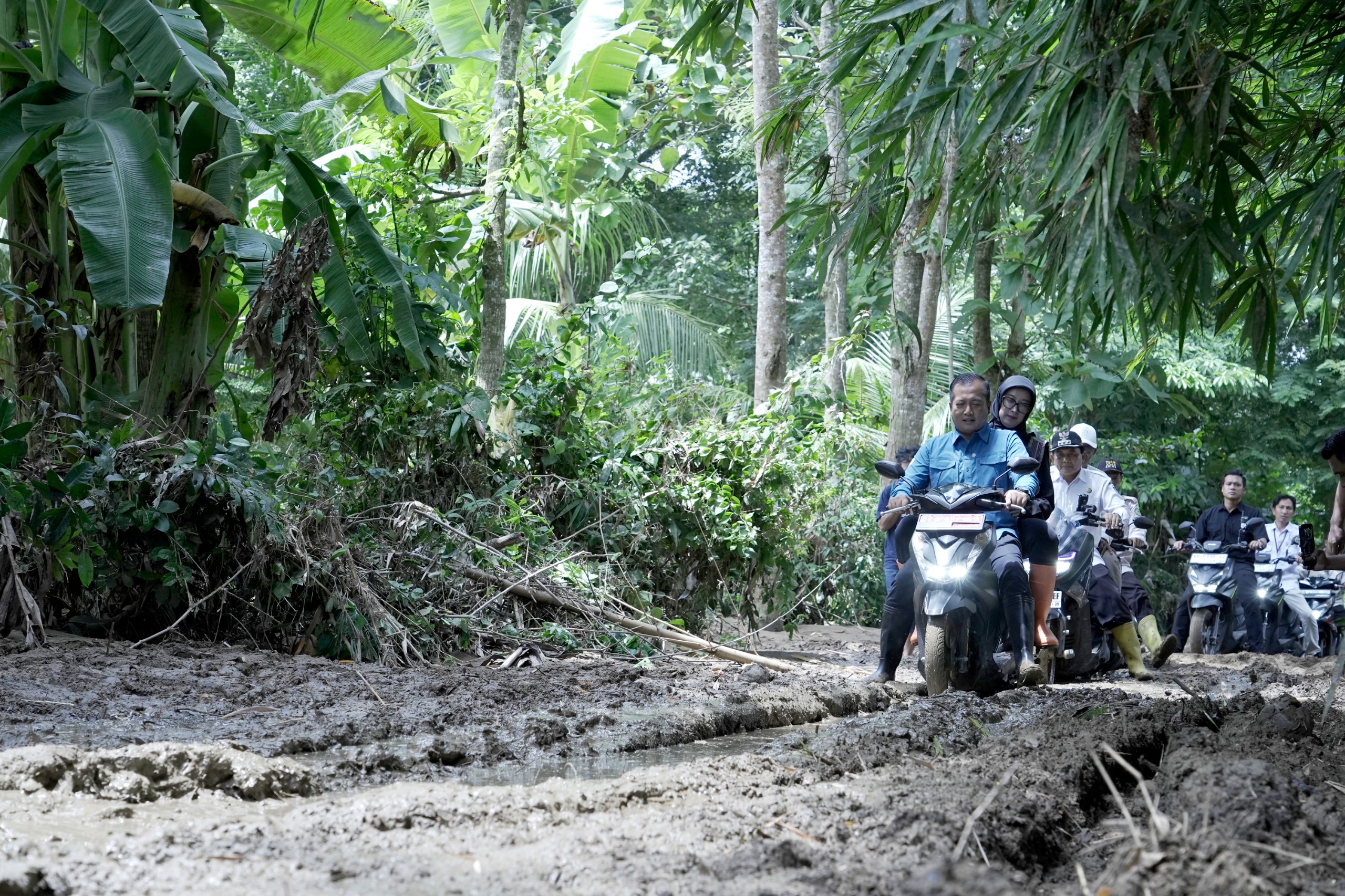 Gubernur NTB Lalu Muhamad Iqbal mengendarai motor saat meninjau lokasi banjir di Desa Kabul, Praya Barat Daya, Lombok Tengah, pekan lalu.