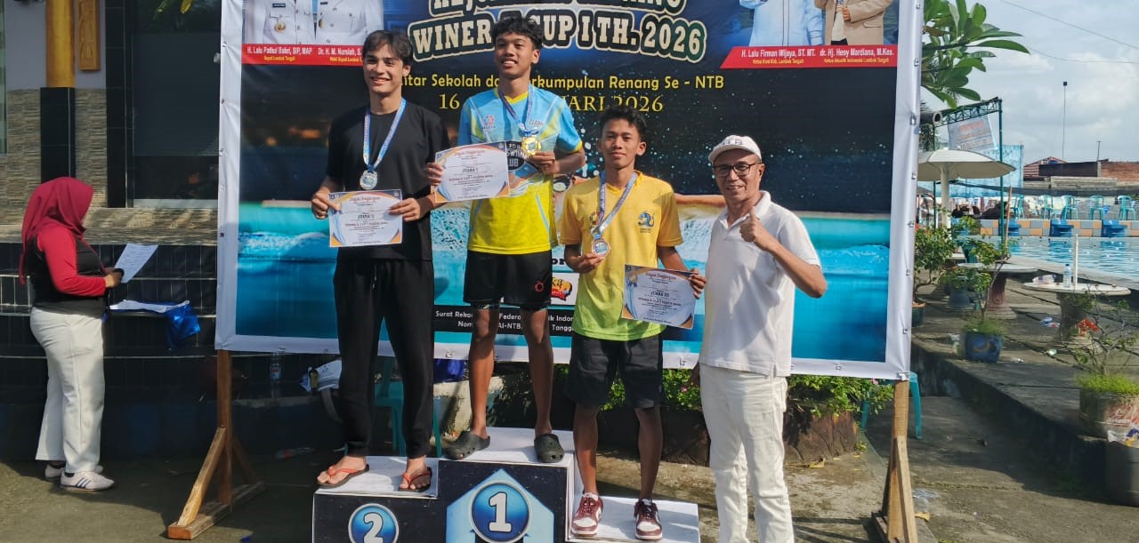 Siswa SMAN 3 Mataram M Zian Novriandi (tengah) juara renang 100 meter gaya punggung se-NTB.