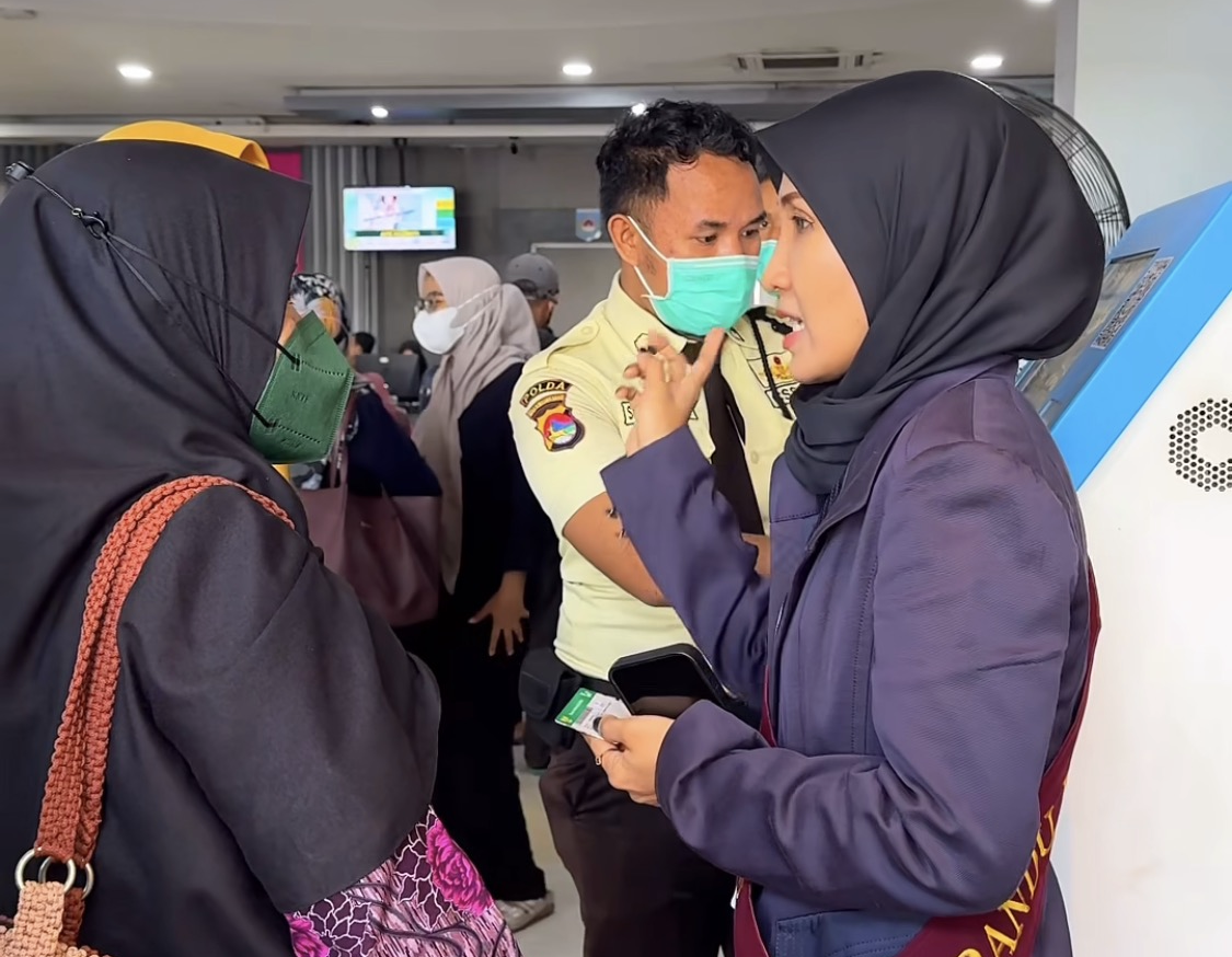 Petugas Pandu RS memberikan pendampingan pada pengunjung yang kebingungan untuk tahap administrasi berikutnya.