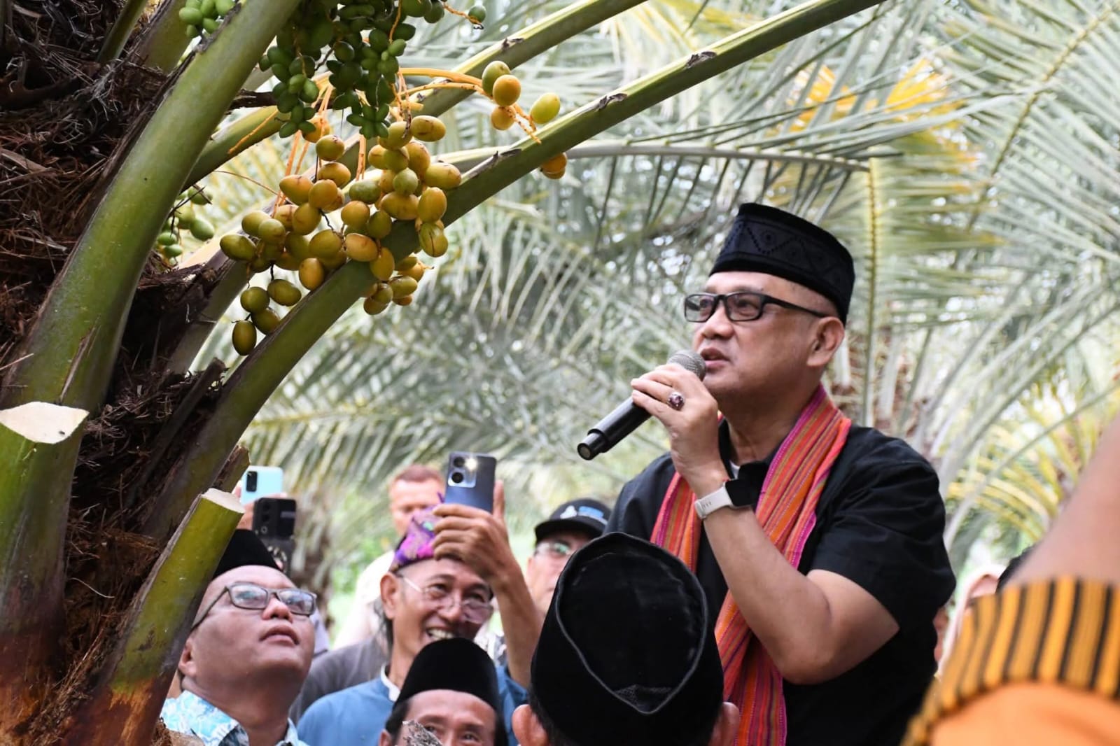 BERI APRESIASI: Menteri Haji dan Umrah Muhammad Irfan Yusuf saat berkunjung di kampung Kurma Gangga, Sabtu (17/1)