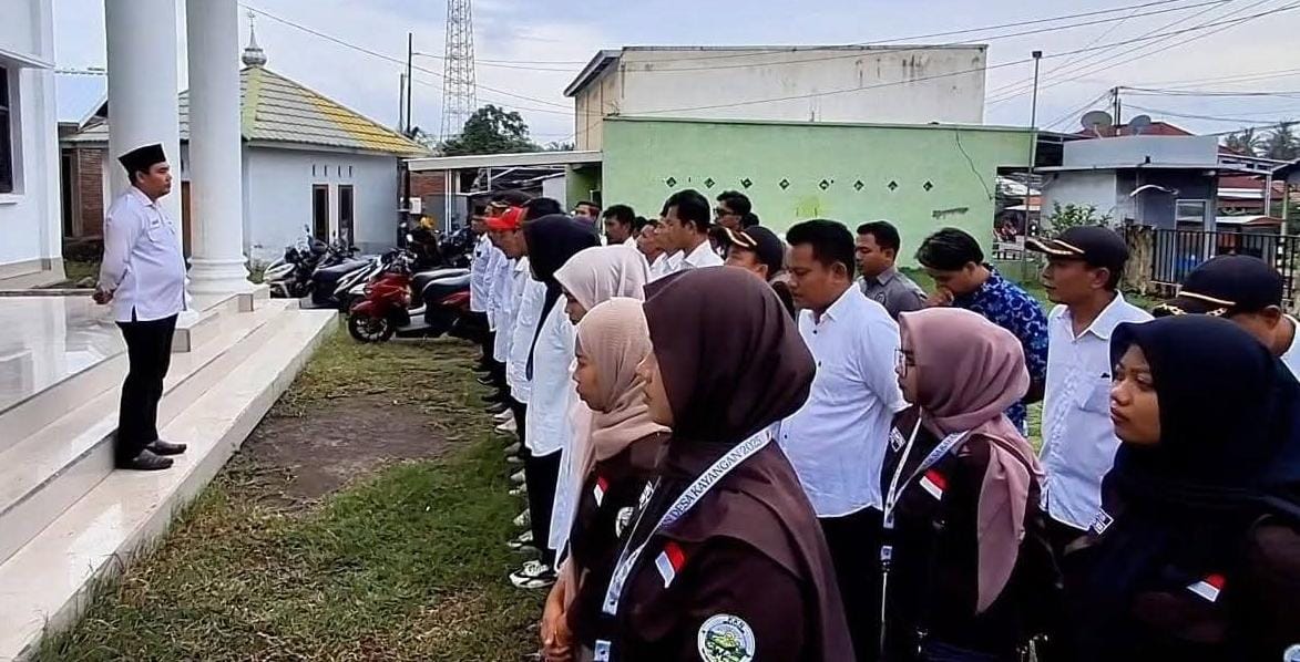 REFLEKSI: Kepala Desa Kayangan Edi Kartono memberikan arahan saat mengelar apel Hari Desa Nasional