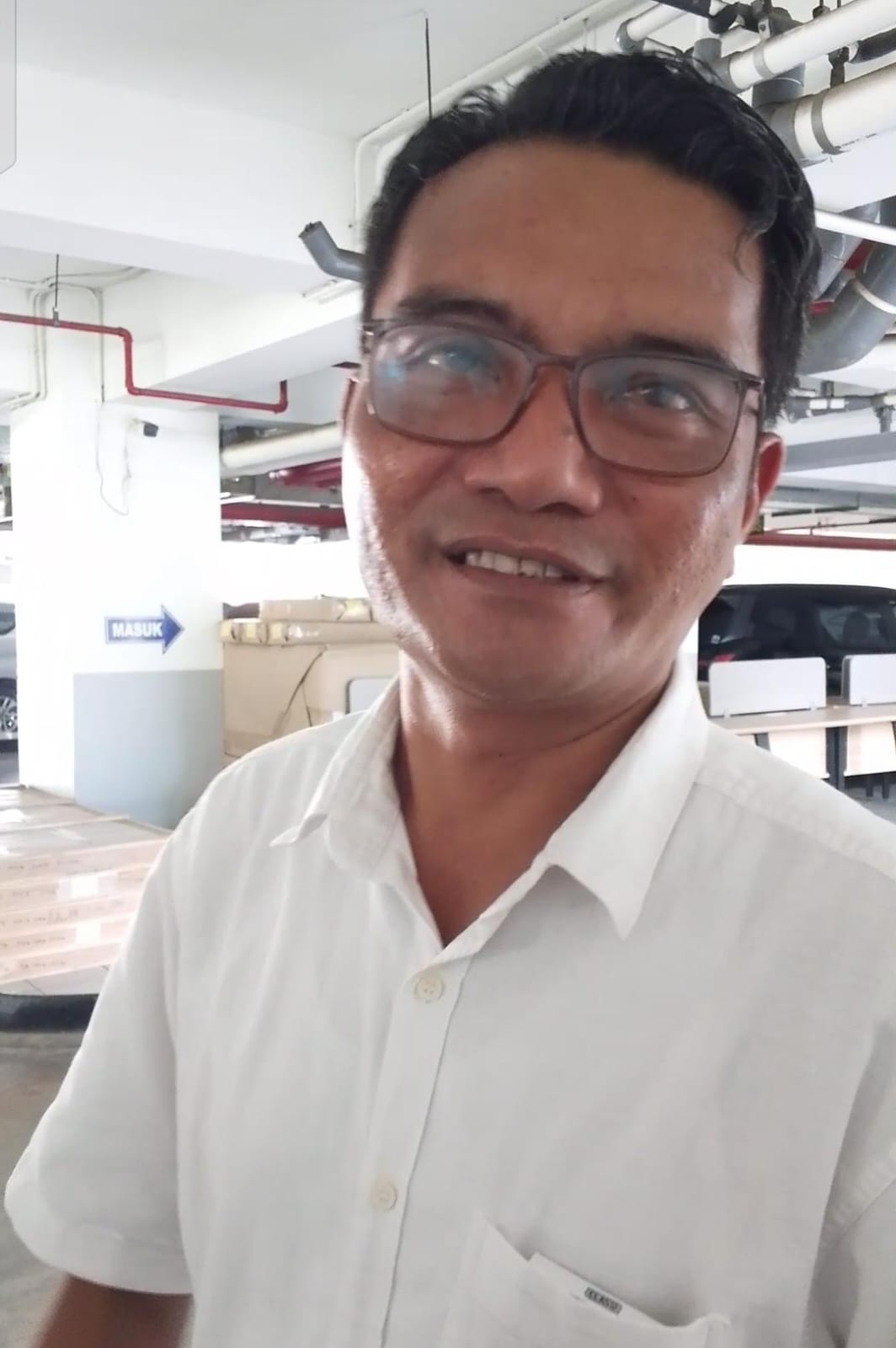 KEMBALIKAN KERUGIAN NEGARA: Kuasa Hukum Ali BD, Basri Mulyani keluar dari kantor Kejati NTB setelah menandatangani berita acara penyerahan uang kerugian negara ke Kejati NTB, Senin (19/1).