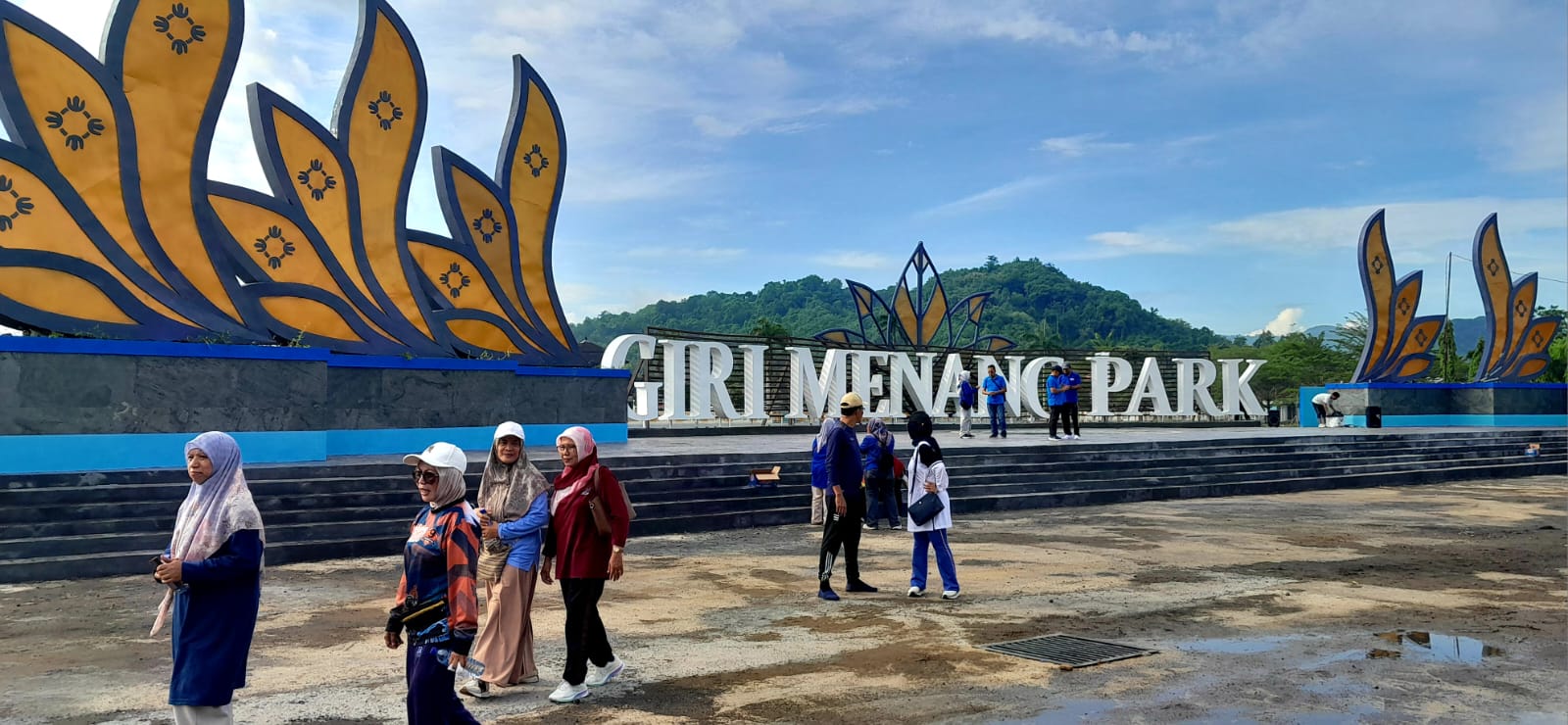 MULAI RAMAI: Alun-alun Giri Menang Park Kota Gerung sudah mualai ramai dimanfaatkan warga Lombok Barat.