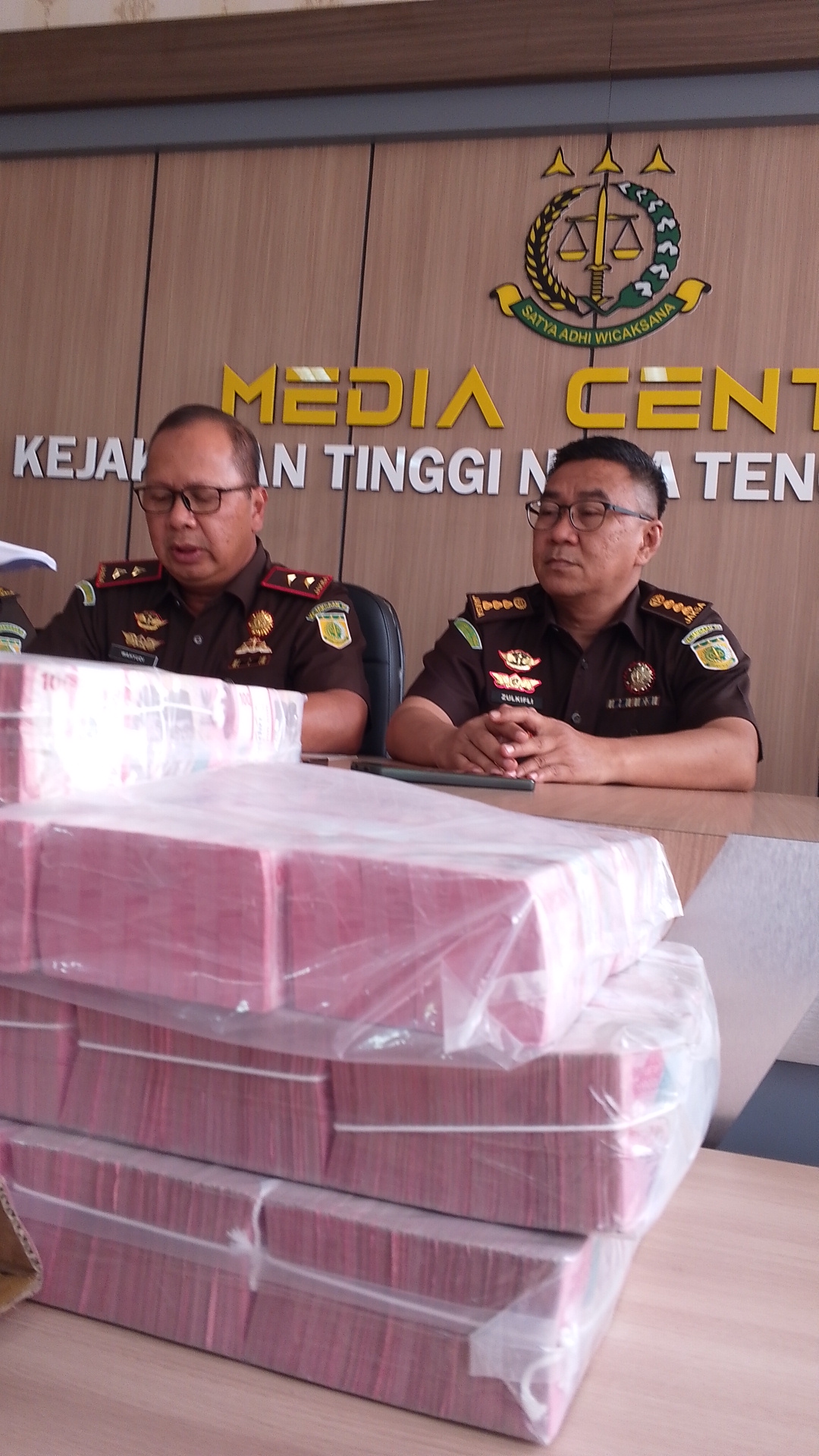 Kajati NTB Wahyudi bersama Aspidsus Kejati NTB Zulkifli Said (kanan) memberikan keterangan pers terkait penerimaan pengembalian kerugian negara kasus pengadaan lahan di Samota, Sumbawa, Senin (19/1).