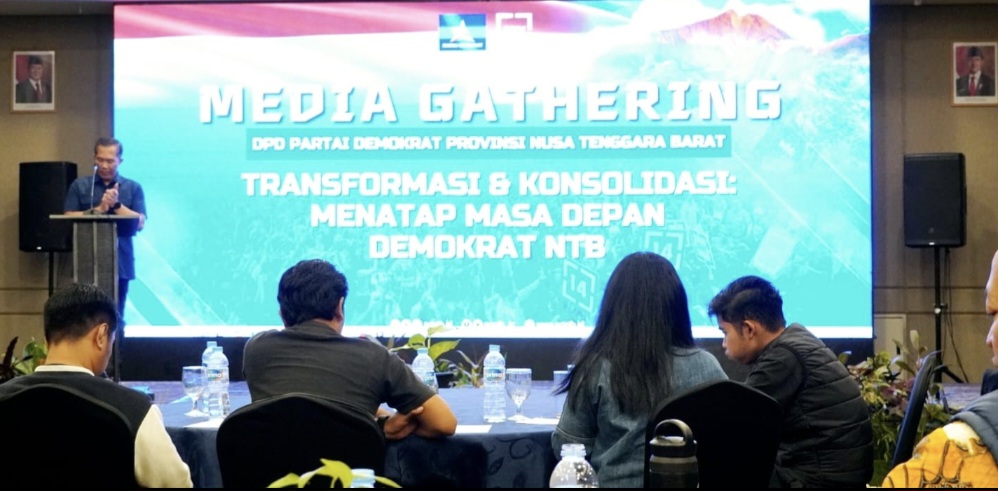Plt Ketua DPD Partai Demokrat NTB Letkol Inf (Purn) Si Made Rai Edi Astawa menyampaikan sejumlah sikap politik kepada wartawan, Minggu malam (18/1). Salah satunya dukungan terhadap pilkada oleh DPRD.