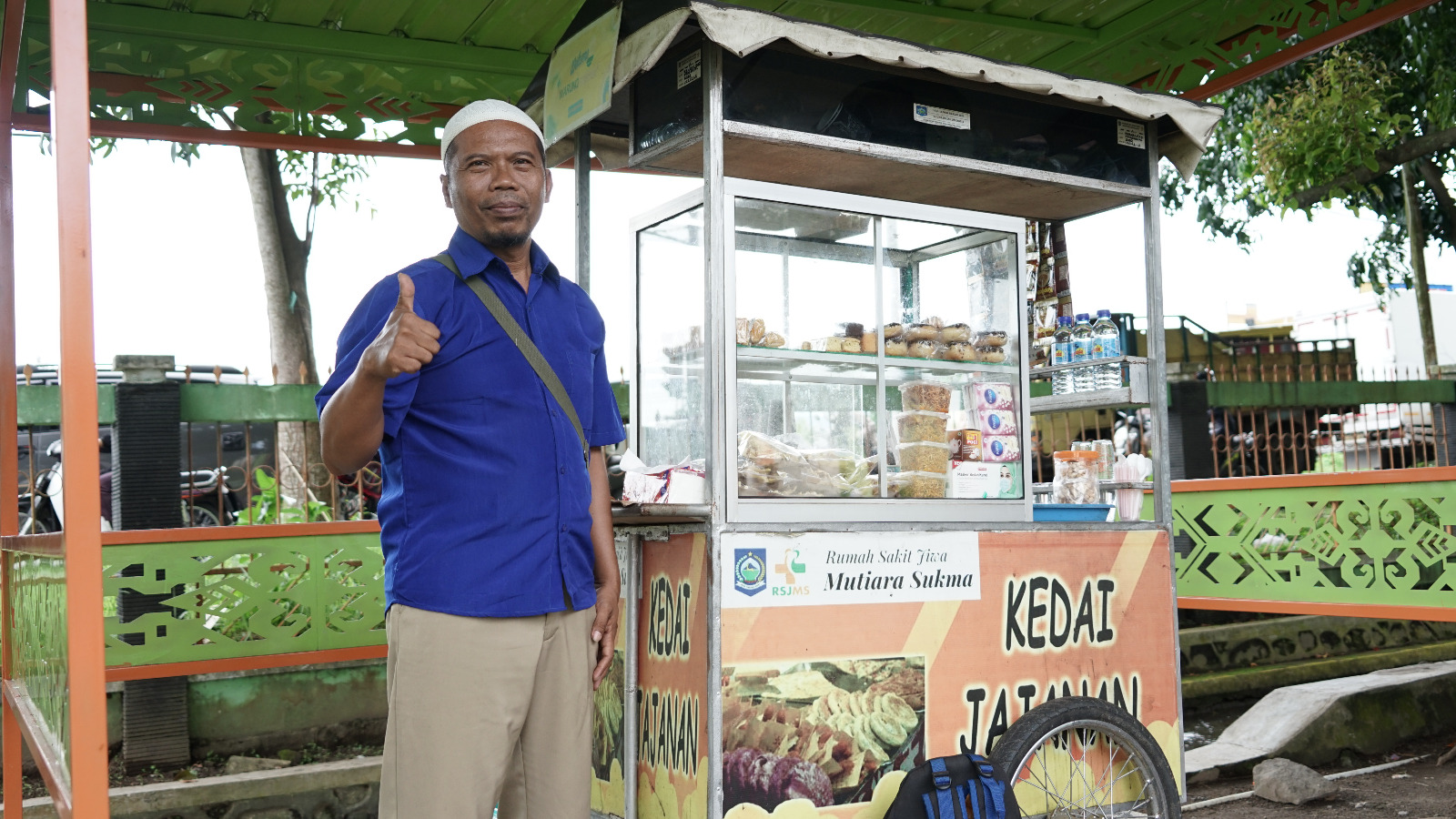 Di balik gerobak sederhana, Suherman menyimpan semangat besar untuk terus berjuang mencari nafkah.