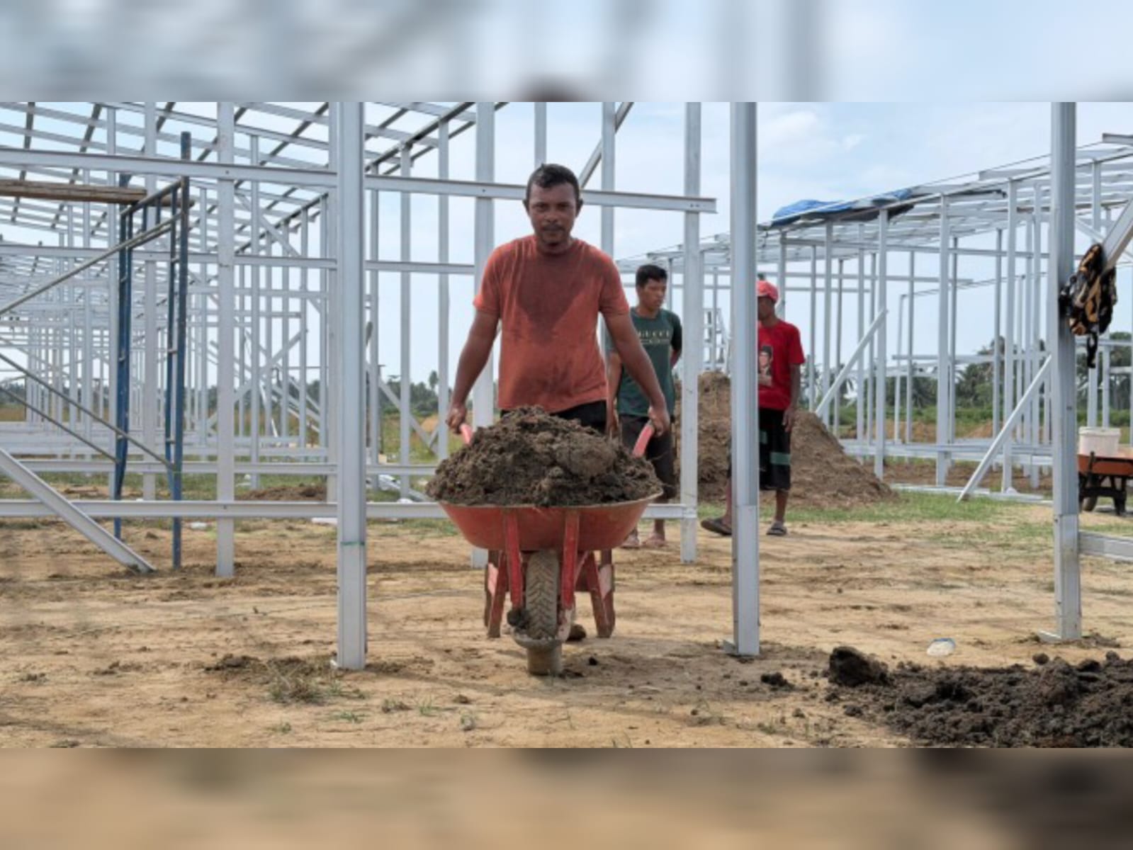 Pekerja membangun hunian sementara (huntara) bagi warga terdampak banjir di Kabupaten Aceh Utara, sebagai bagian dari upaya percepatan pemulihan pascabencana oleh BNPB.