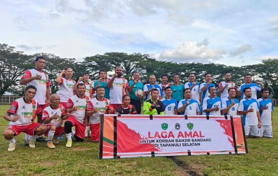 LAGA AMAL: Para pemain berpose sebelum laga amal di Stadion HM Nurdin, Padangsidimpuan Jumat (16/1).
