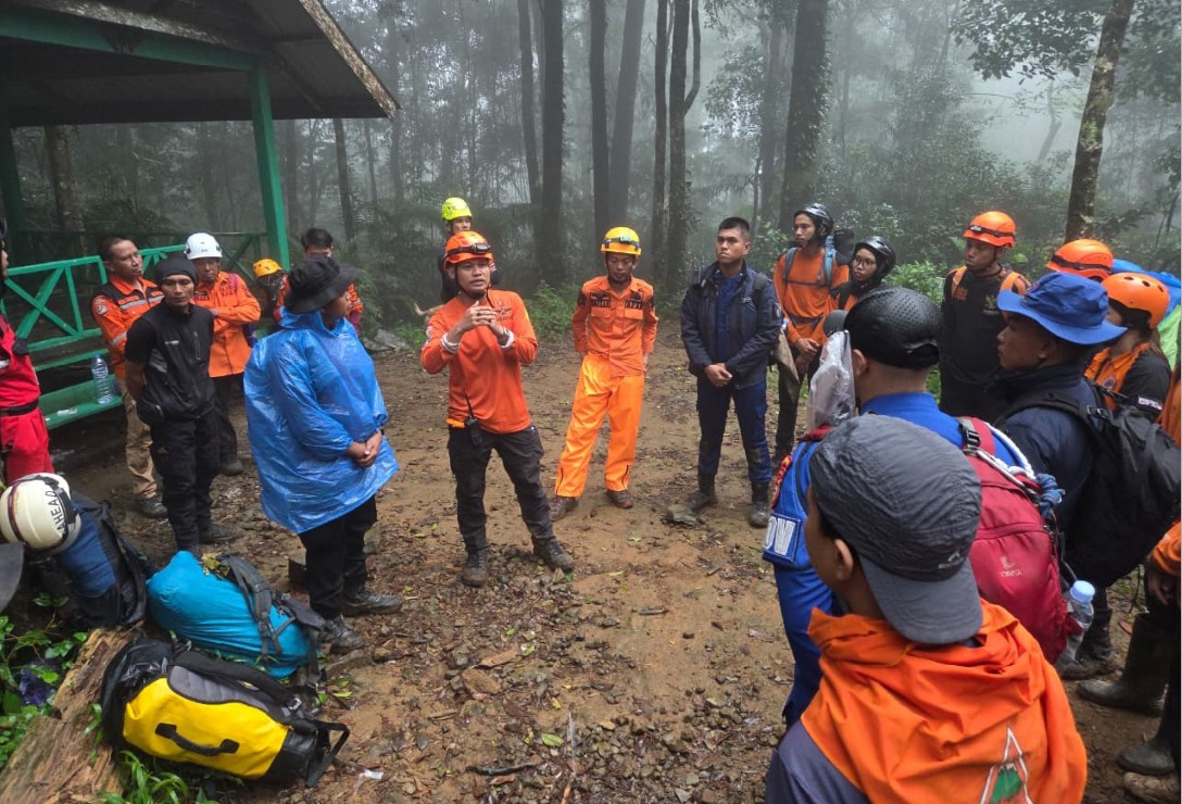 CARI KORBAN: Tim SAR berkumpul sebelum melanjutkan pencarian hari ke-3 jatuhnya Pesawat ATR 42-500 di Gunung Bulusaraung, Sulsel, Senin (19/1).