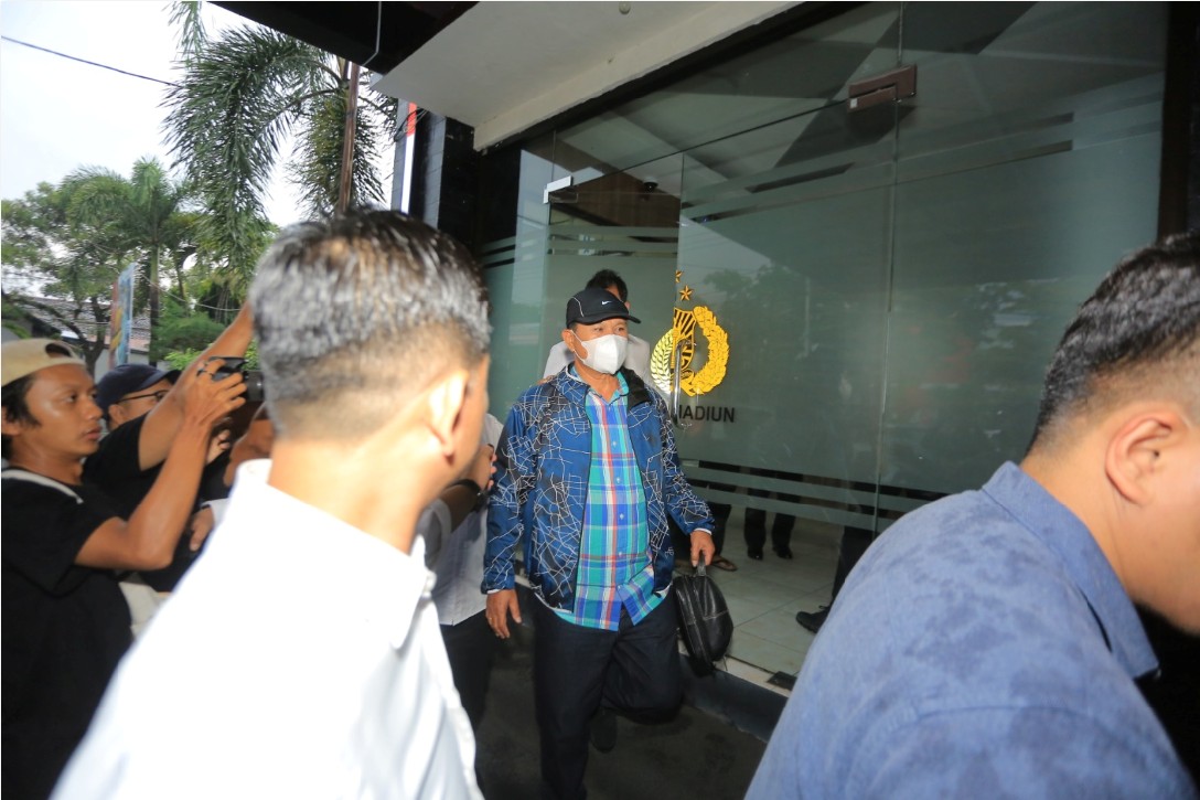 KE JAKARTA: Wali Kota Madiun Maidi (pakai masker-topi) bersama dengan Kepala DPUPR Troriq Megah serta sejumlah para pihak diamankan oleh KPK dalam OTT terkait fee proyek dan dana CSR, Senin (19/1).