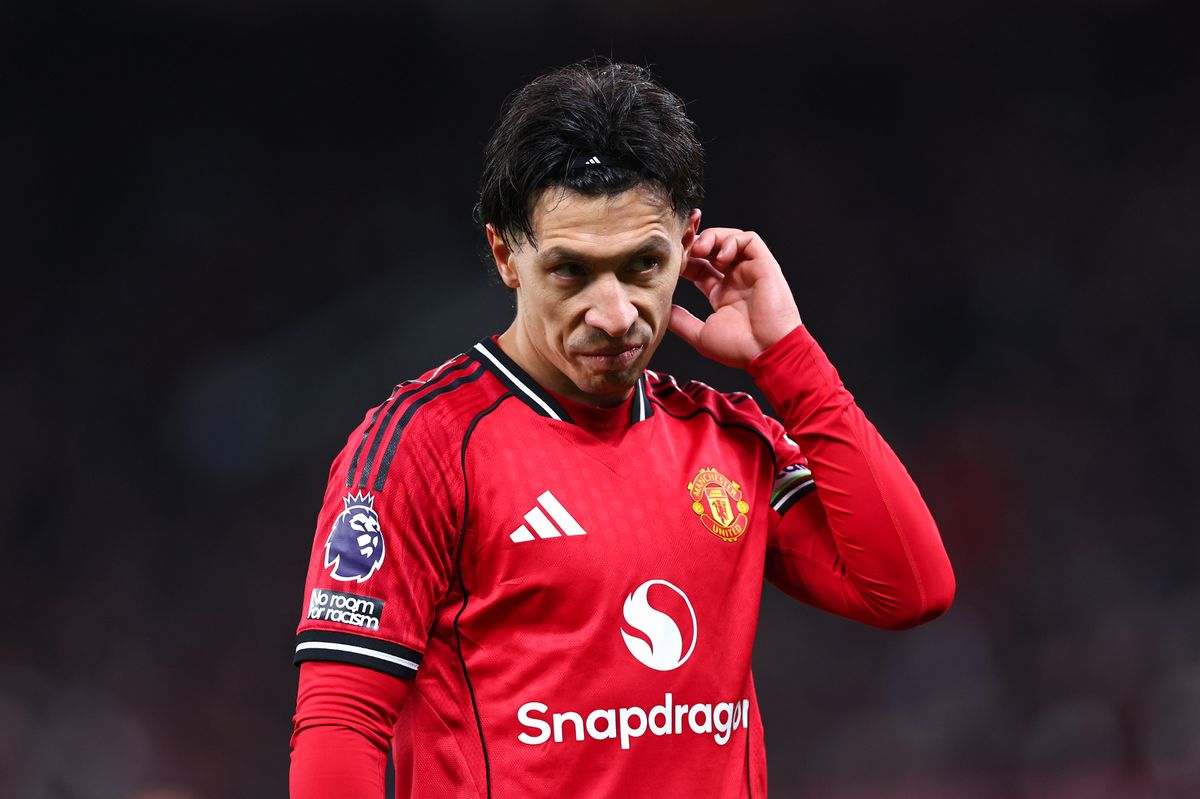 Nicky Butt dan Paul Scholes menegur Lisandro Martinez soal respons emosionalnya. Di Manchester United, kedewasaan adalah syarat utama.