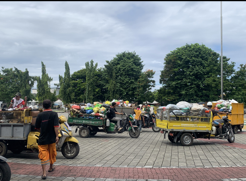 Roda tiga geruduk kantor wali kota mataram