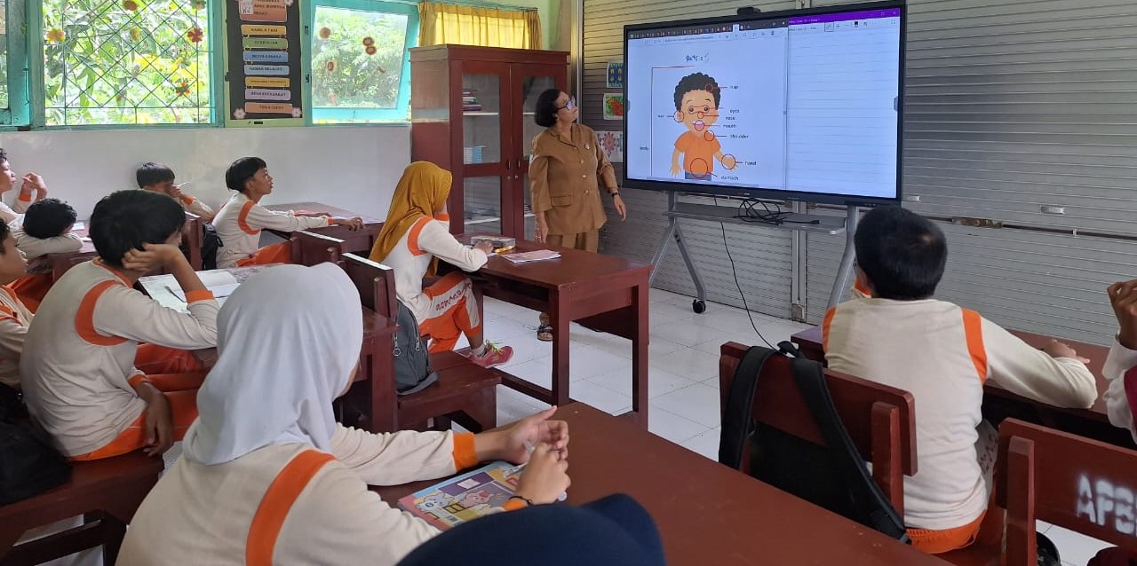 Murid kelas VI SDN 3 Ampenan melaksanakan kegiatan belajar mengajar, Selasa (20/1). SDN 3 Ampenan siapkan TKA secara mandiri, manfaatkan smartboard sekolah dan laptop milik guru.