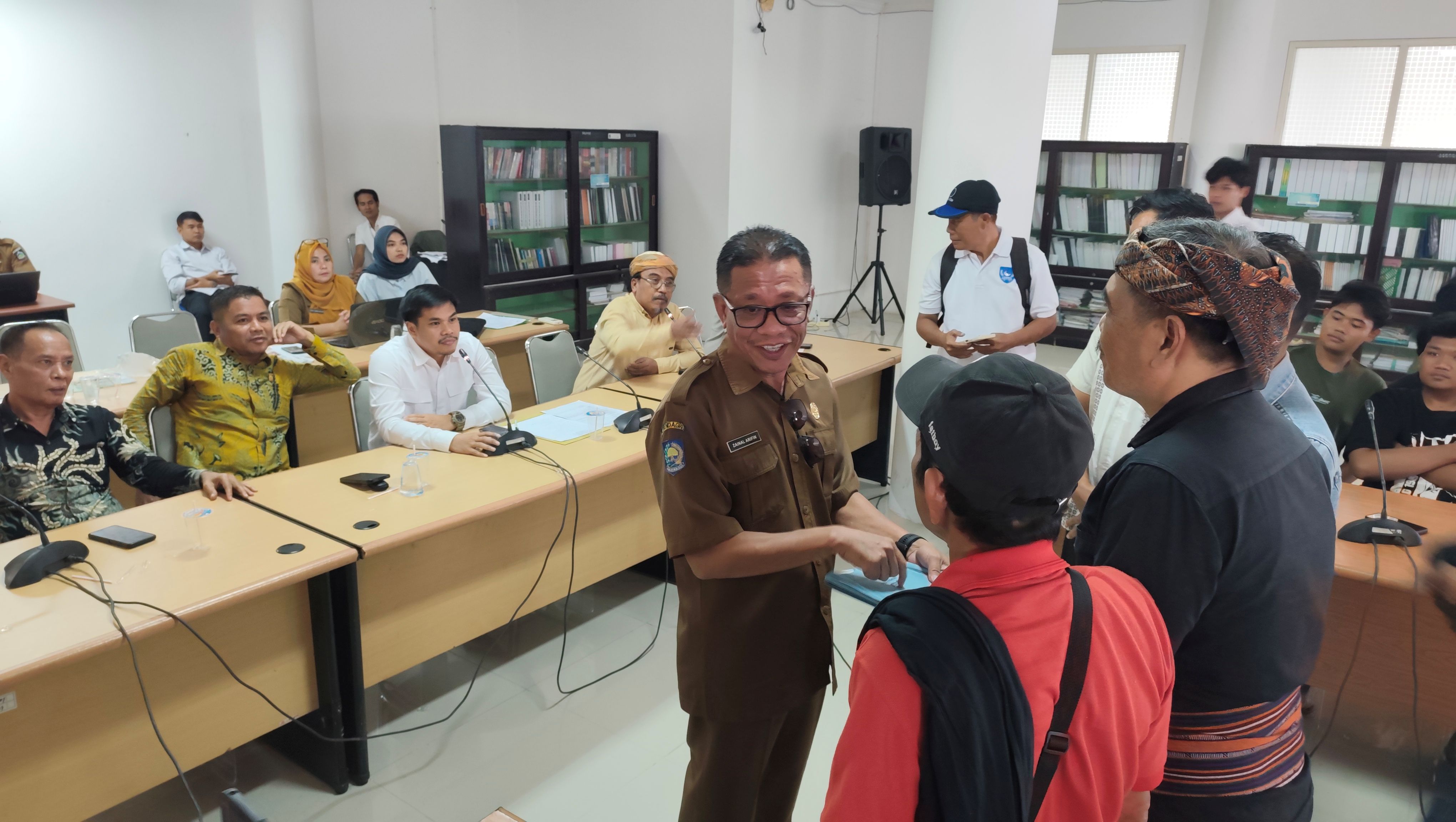 RDKK: Plt Kepala Dinas Pertanian (Loteng) Zainal Arifin menerima usulan perbaikan RDKK dari poktan Beleka Daya, Praya Timur saat hearing di DPRD Loteng, Senin (19/1).