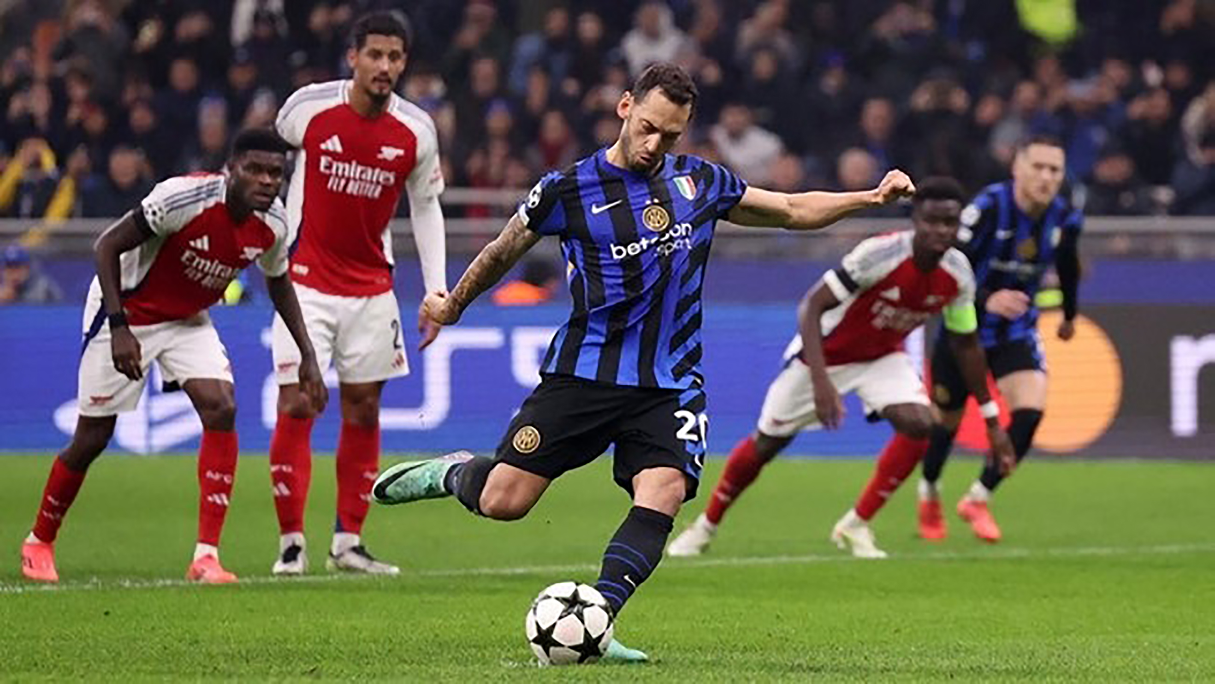 Penalti Hakan Calhanoglu bawa Inter menang atas Arsenal 1-0 di Giuseppe Meazza, Kamis (7/11/2024). (REUTERS/Claudia Greco)