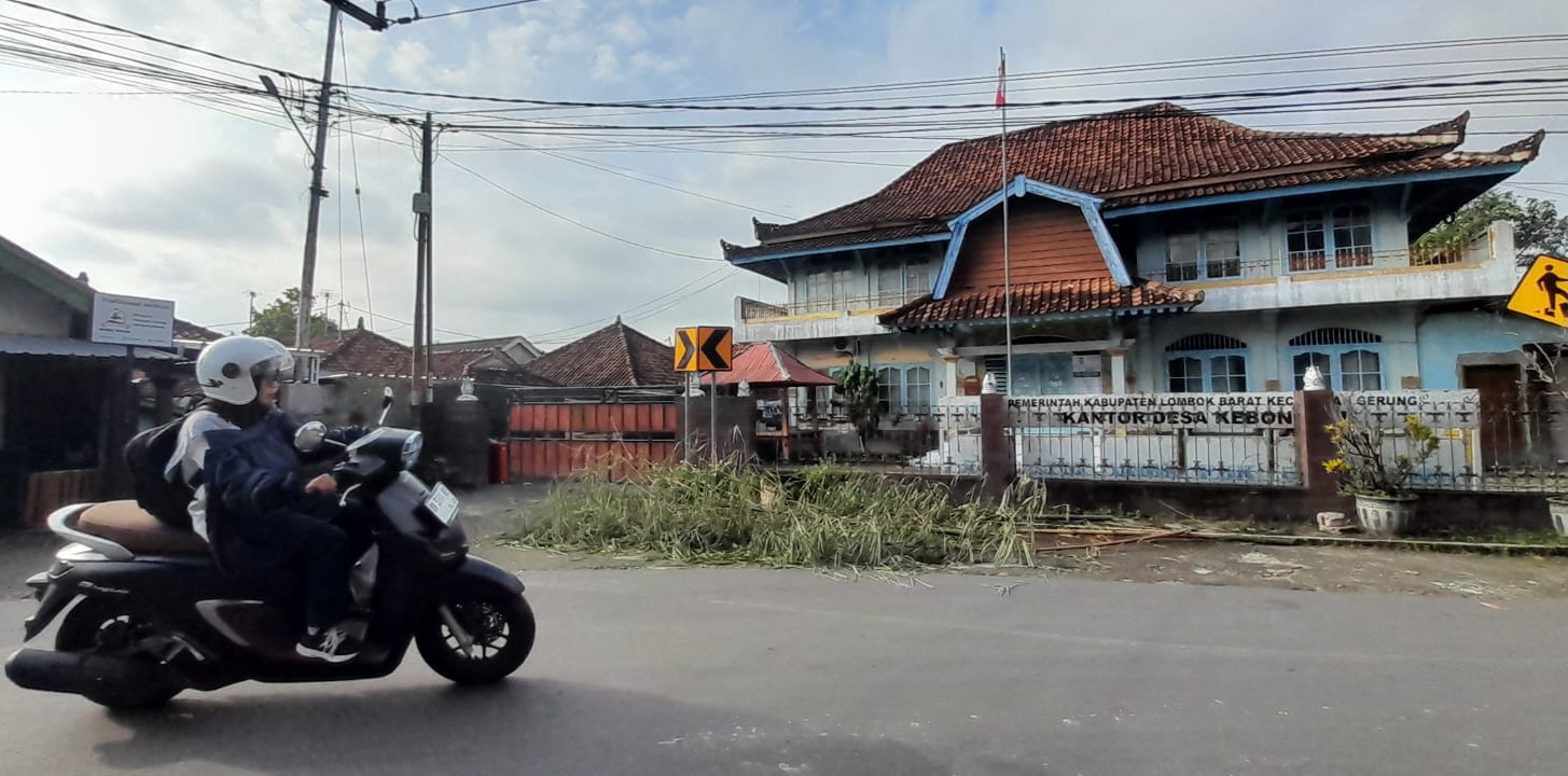 DISEGEL: Kantor Desa Kebon Ayu disegel warga yang mengklaim sebagai ahli waris yang memiliki lahan tersebut.