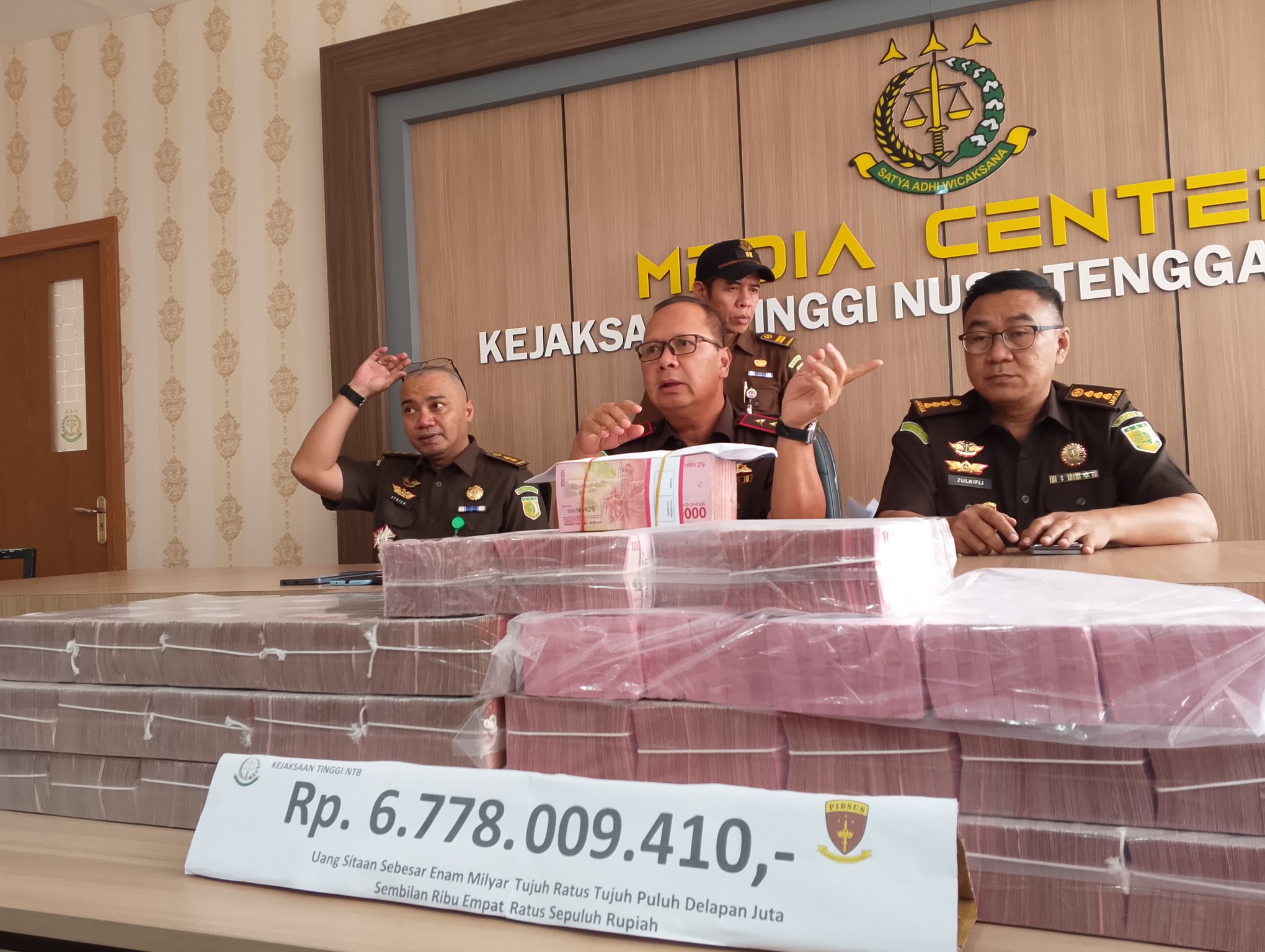 SITA UANG: Kajati NTB Wahyudi bersama jajarannya memberikan pernyataan kepada media terkait adanya pengembalian kerugian negara dari kasus korupsi pengadaan lahan sirkuit MXGP di Samota Sumbawa.