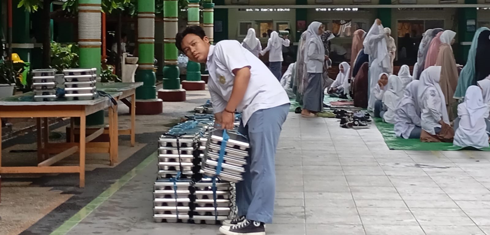 Siswa Madrasah Aliyah (MA) di Kota Mataram memanfaatkan jam istirahat kedua untuk makan siang, Senin (19/1). Uji coba Lima Hari Sekolah di madrasah dimulai, jam pulang hingga 16.30 Wita.