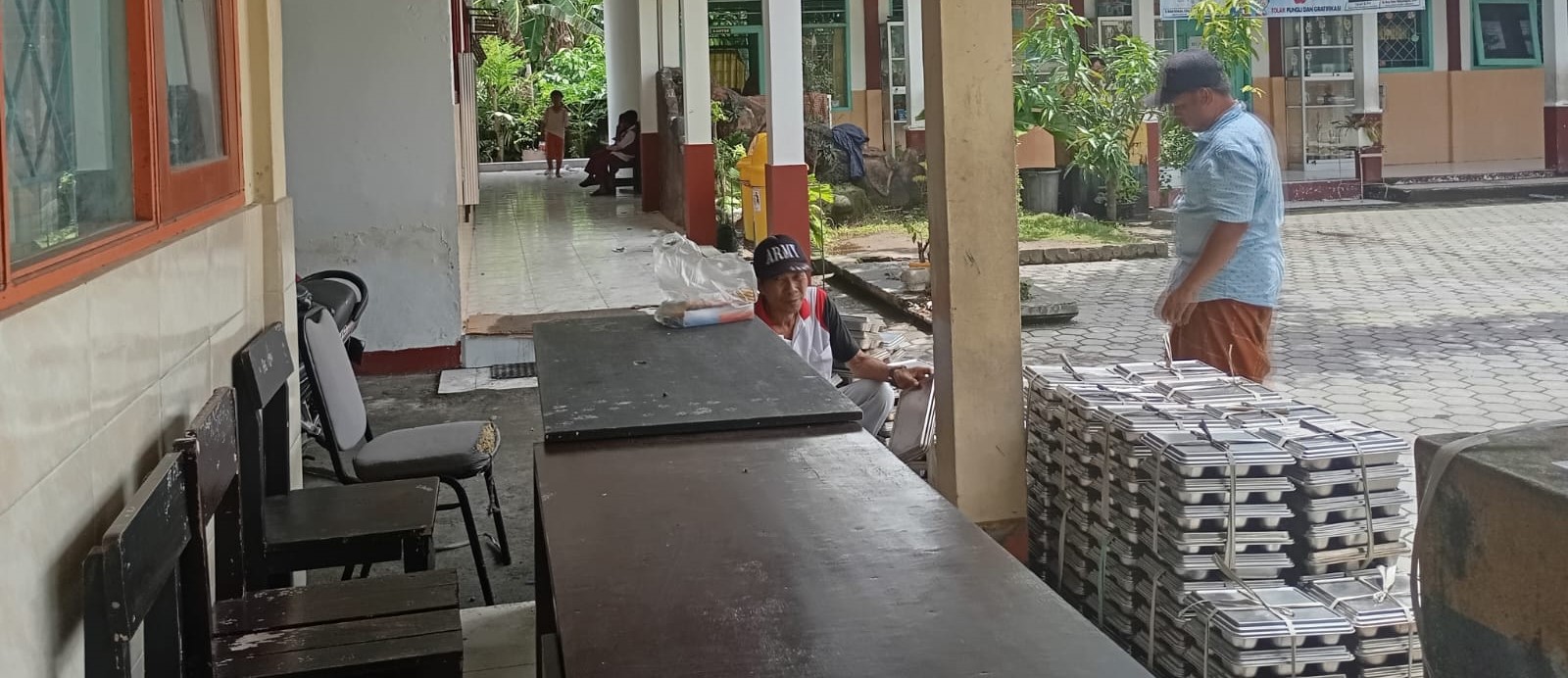 Petugas dapur MBG sibuk merapikan omprengan usai jam makan siang murid di salah satu sekolah di Mataram, Selasa (20/1). MBG di Mataram digelar siang hari, Disdik tegaskan bukan pengganti sarapan.