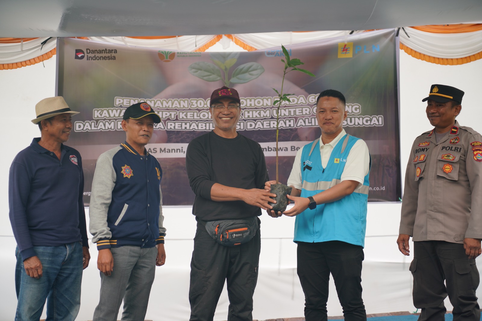 Penyerahan bibit pohon untuk ditanam di kawasan Hutan Produksi Terbatas (HPT) Unter Gadung, Kecamatan Rhee, Sumbawa.