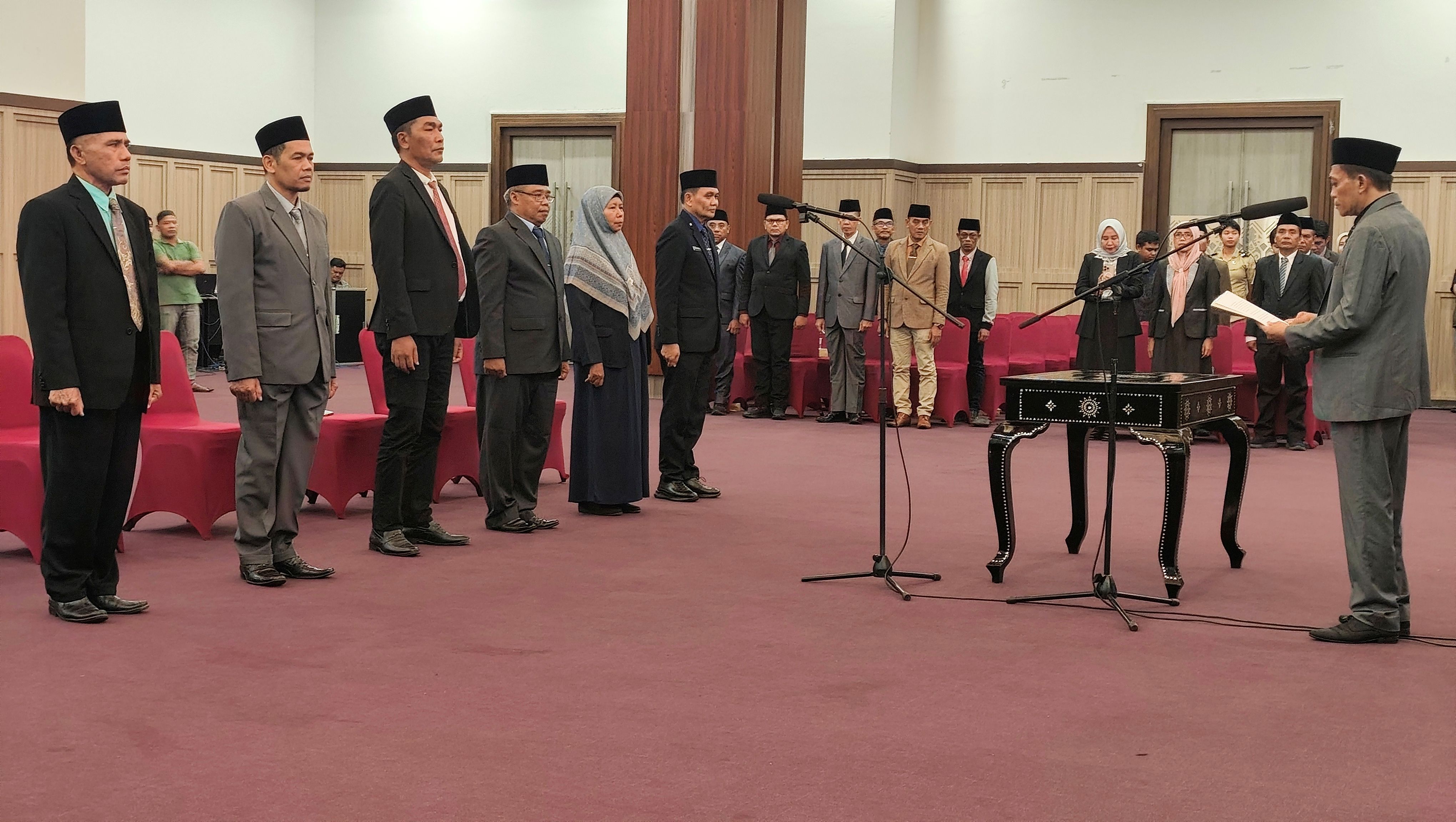 Bupati Lombok Tengah Lalu Pathul Bahri melantik dan membacakan sumpah jabatan terhadap enam pejabat tinggi pratama lingkup pemkab Lombok Tengah di Ballroom kantor bupati, Selasa (20/1) malam.