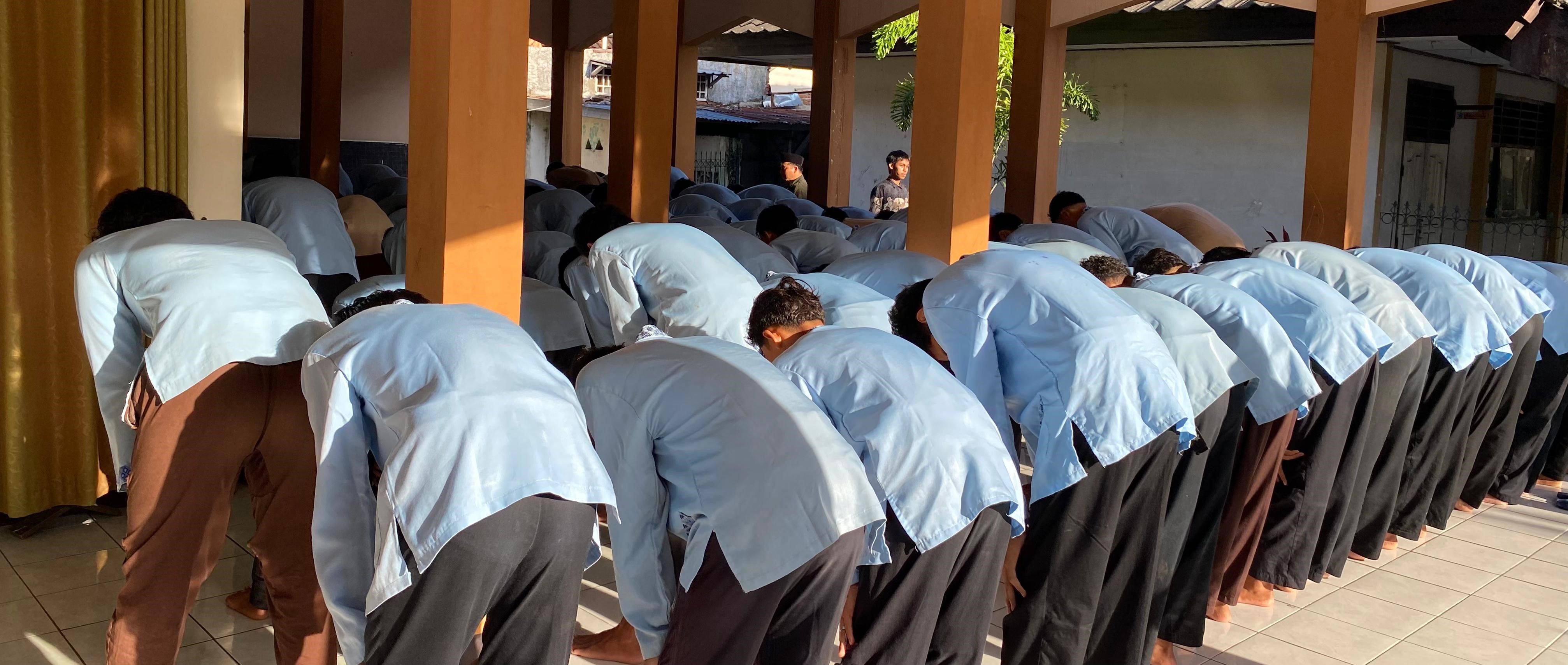 Siswa SMPN 11 Mataram melaksanakan salat duha berjamaah di musala sekolah setempat. Pembagian rapor jadi ruang refleksi, SMPN 11 Mataram libatkan Orang Tua untuk evaluasi perkembangan anak.