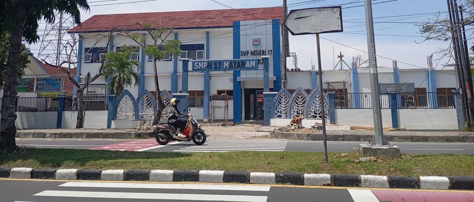 Seorang pengendara melintas di depan SMPN 17 Mataram, belum lama ini. Seleksi Kasek Mataram masuk tahap akhir, 32 orang segera dilantik.