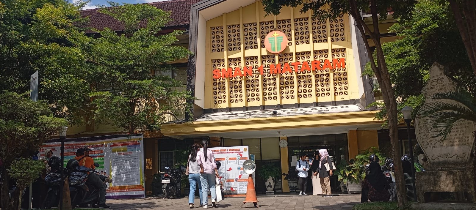 Sejumlah orang tua mendaftarkan anaknya di SMAN 1 Mataram pada SPMB tahun lalu. Akademisi Unram desak Pemprov NTB definitifkan kepala SMA/SMK negeri.