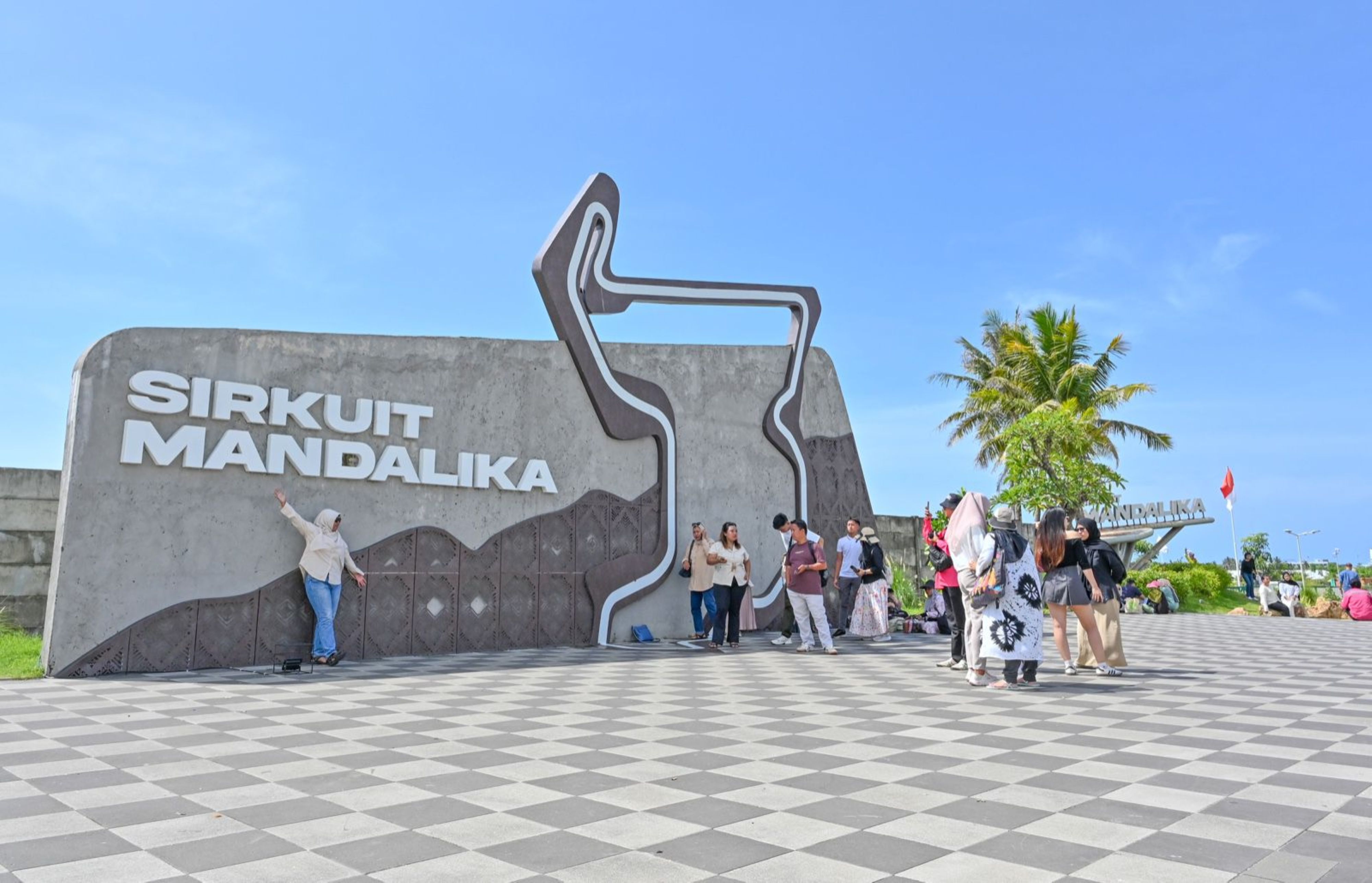 Sejumlah wisatawan domestik berswafoto di depan Sirkuit Internasional Mandalika, Lombok Tengah, belum lama ini.
